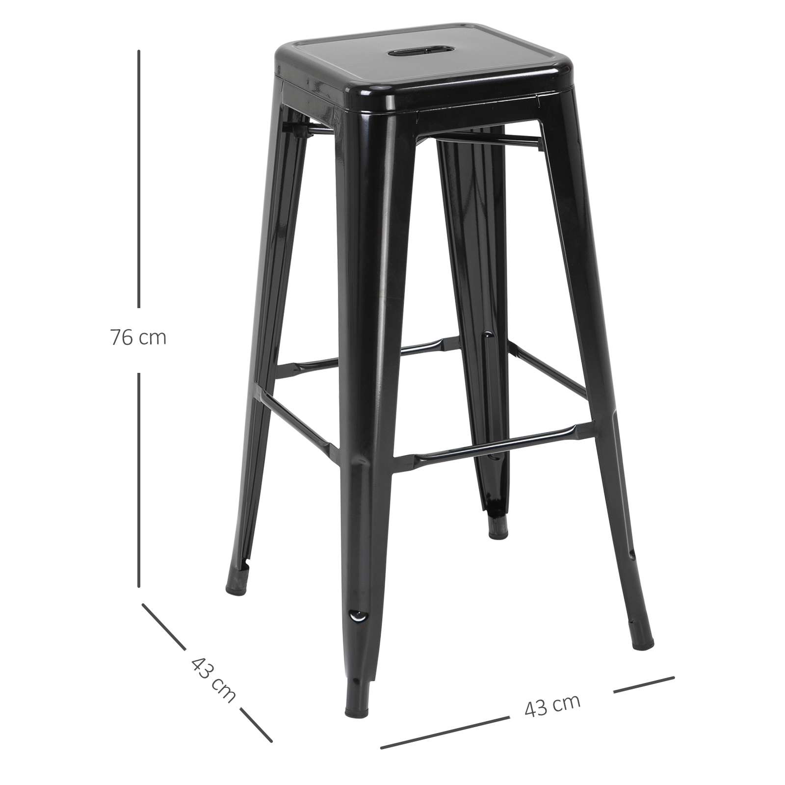 Un taburete de metal negro. Tiene un asiento cuadrado, cuatro patas y un reposapiés. Se indican dimensiones de 43x43x76cm.