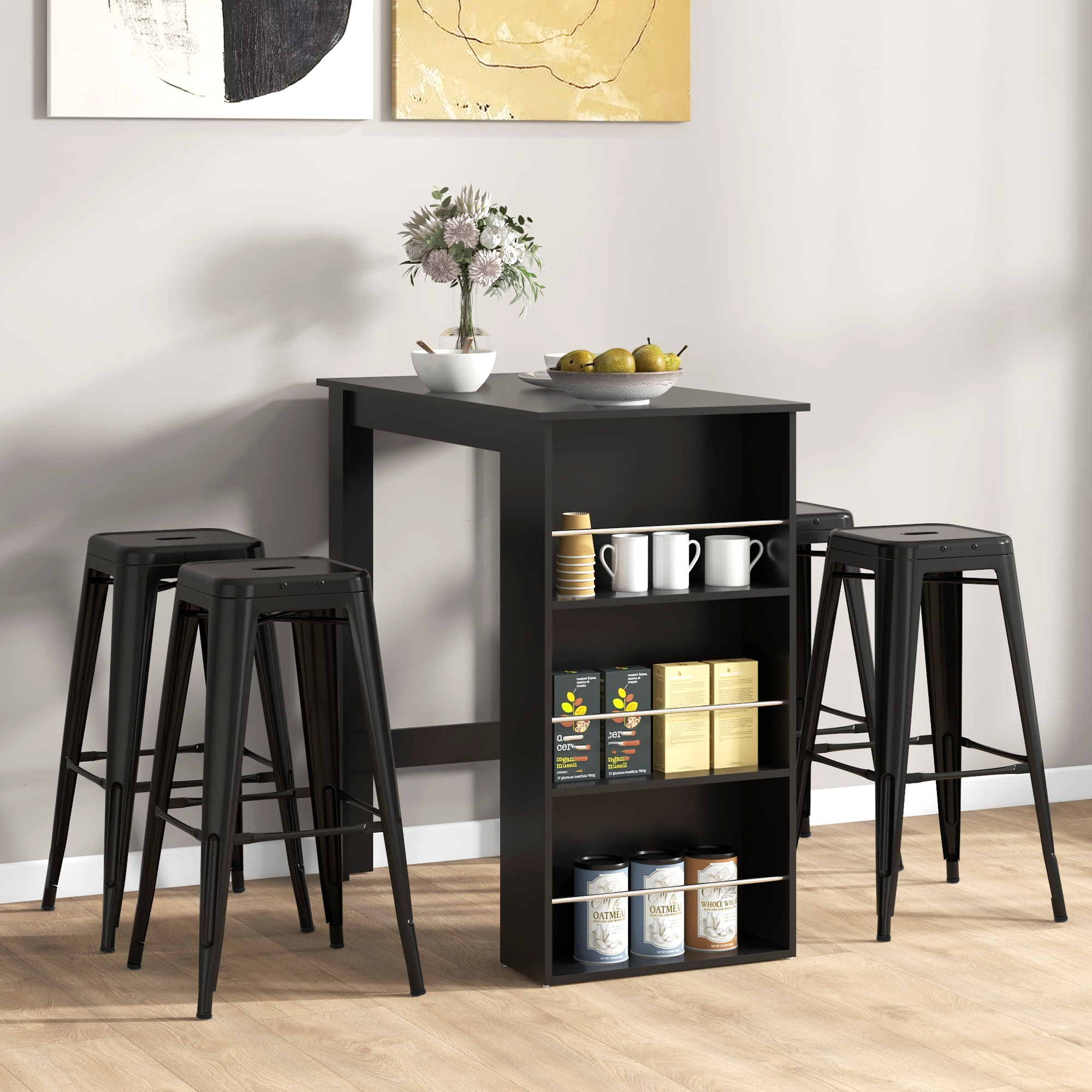 Mesa de bar negra con taburetes. La mesa tiene estantes. Contiene tazas, cajas de comida y latas. Arte abstracto en la pared.