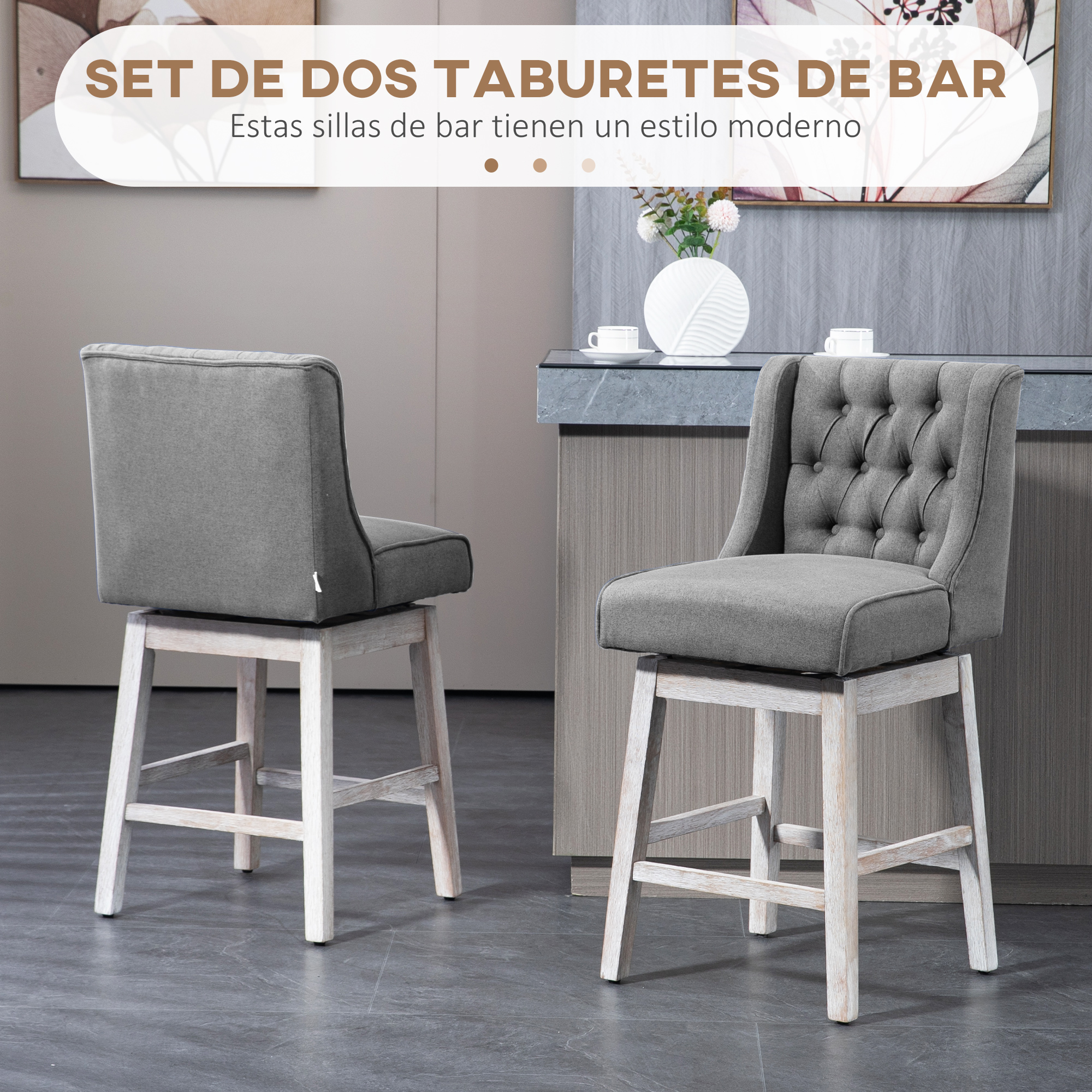 Dos taburetes de bar grises con patas de madera en una cocina. Un jarrón con flores y una pintura en el fondo.