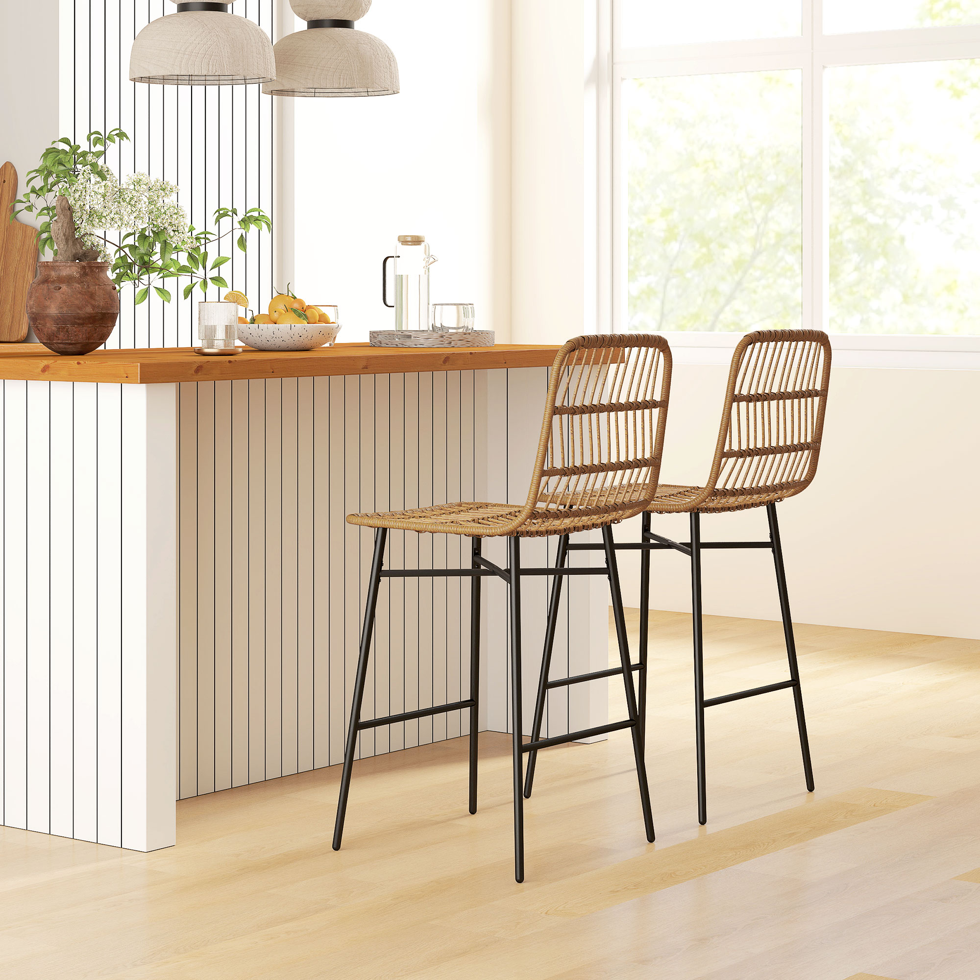 Cocina con taburetes. Encimera de madera con plantas y fruta. Ventana al fondo. Dos lámparas colgantes beige.