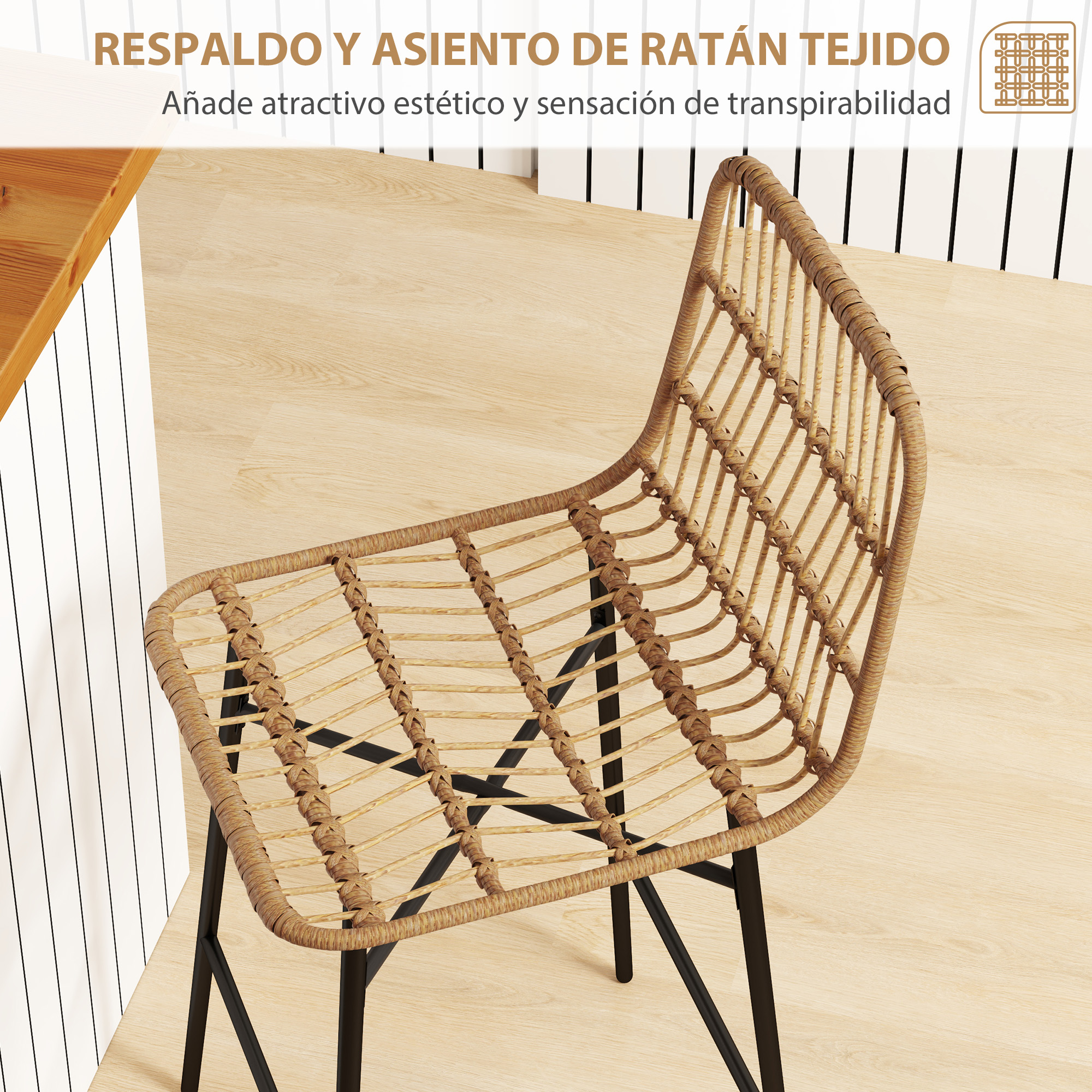 Una silla de ratán tejido con patas de metal negro. Se encuentra en un suelo de madera clara, con una pared blanca al fondo.