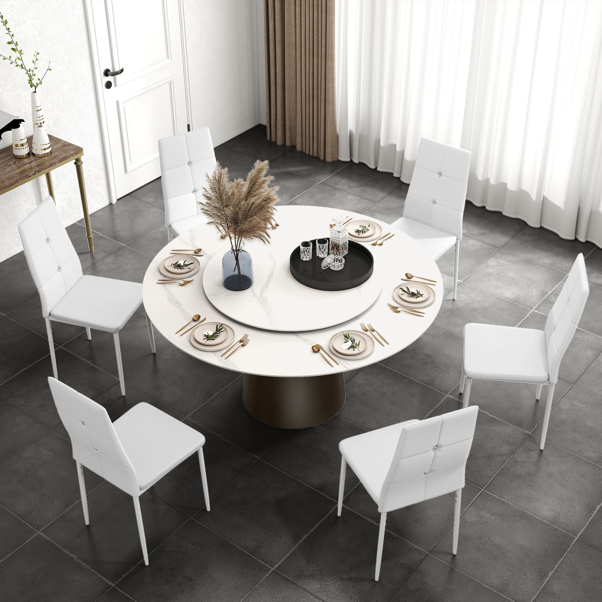 Una mesa de comedor redonda y blanca con seis sillas blancas. La mesa está puesta con platos y cubiertos. Cortinas y puerta al fondo.