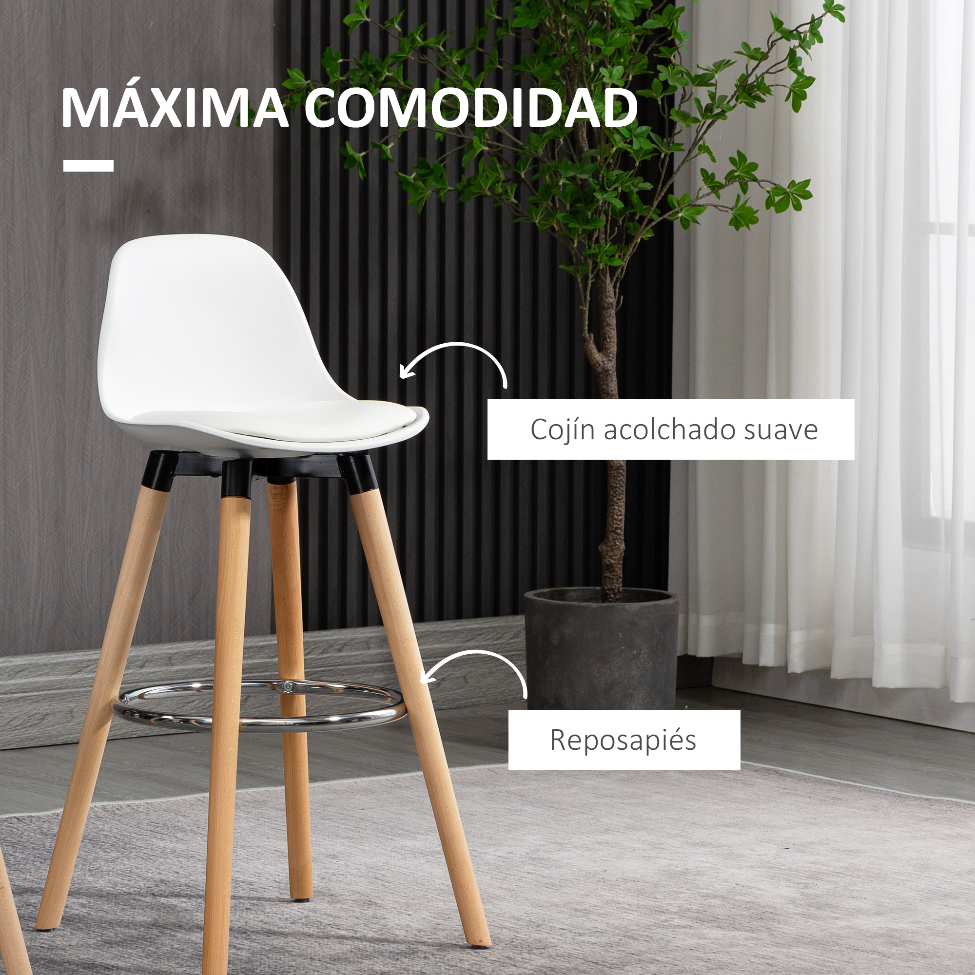 Taburete blanco con patas de madera. Tiene reposapiés y está sobre una alfombra. Una planta y una cortina están en el fondo.