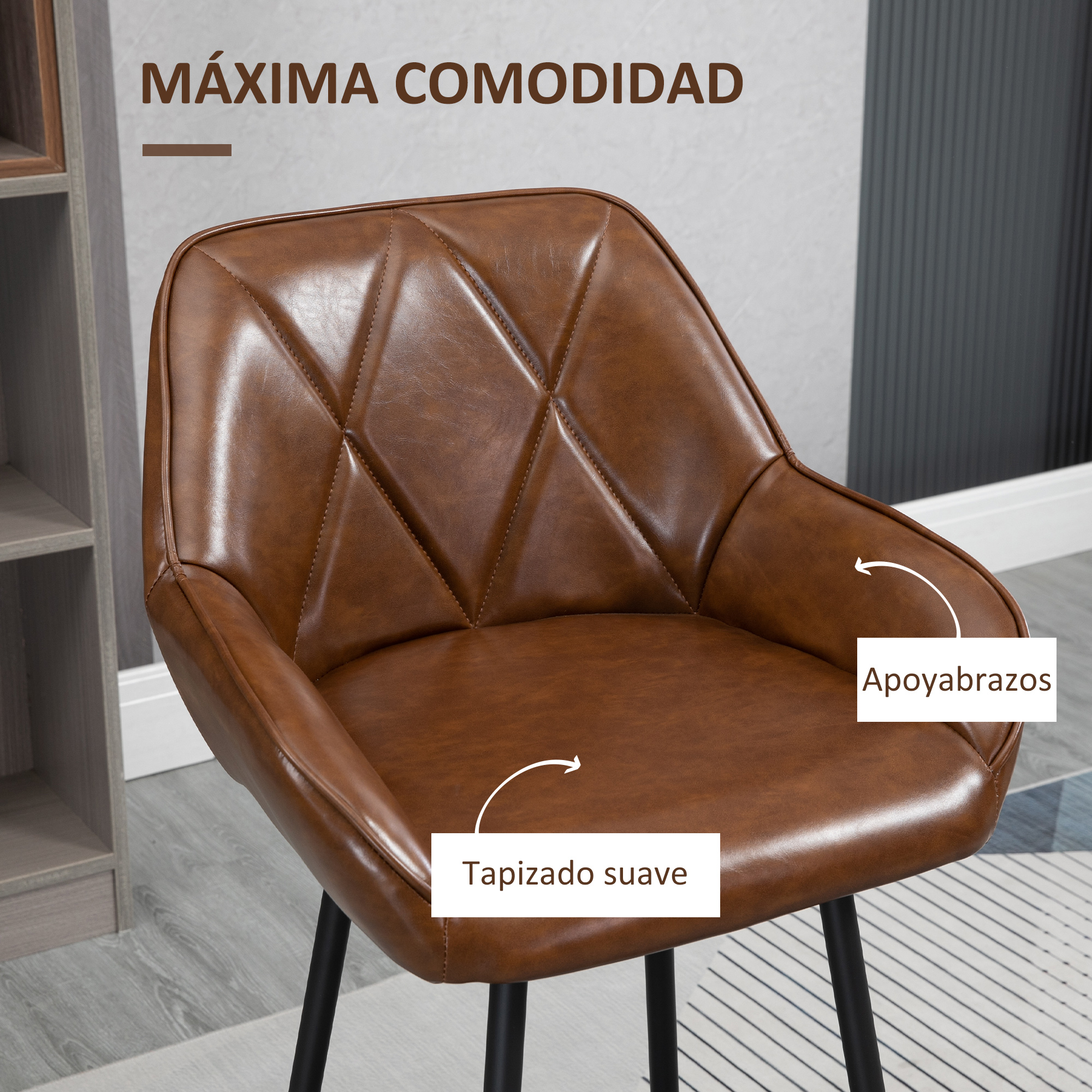 Una silla de cuero marrón con patas negras. La silla tiene un patrón de diamantes en el respaldo y un acolchado suave.
