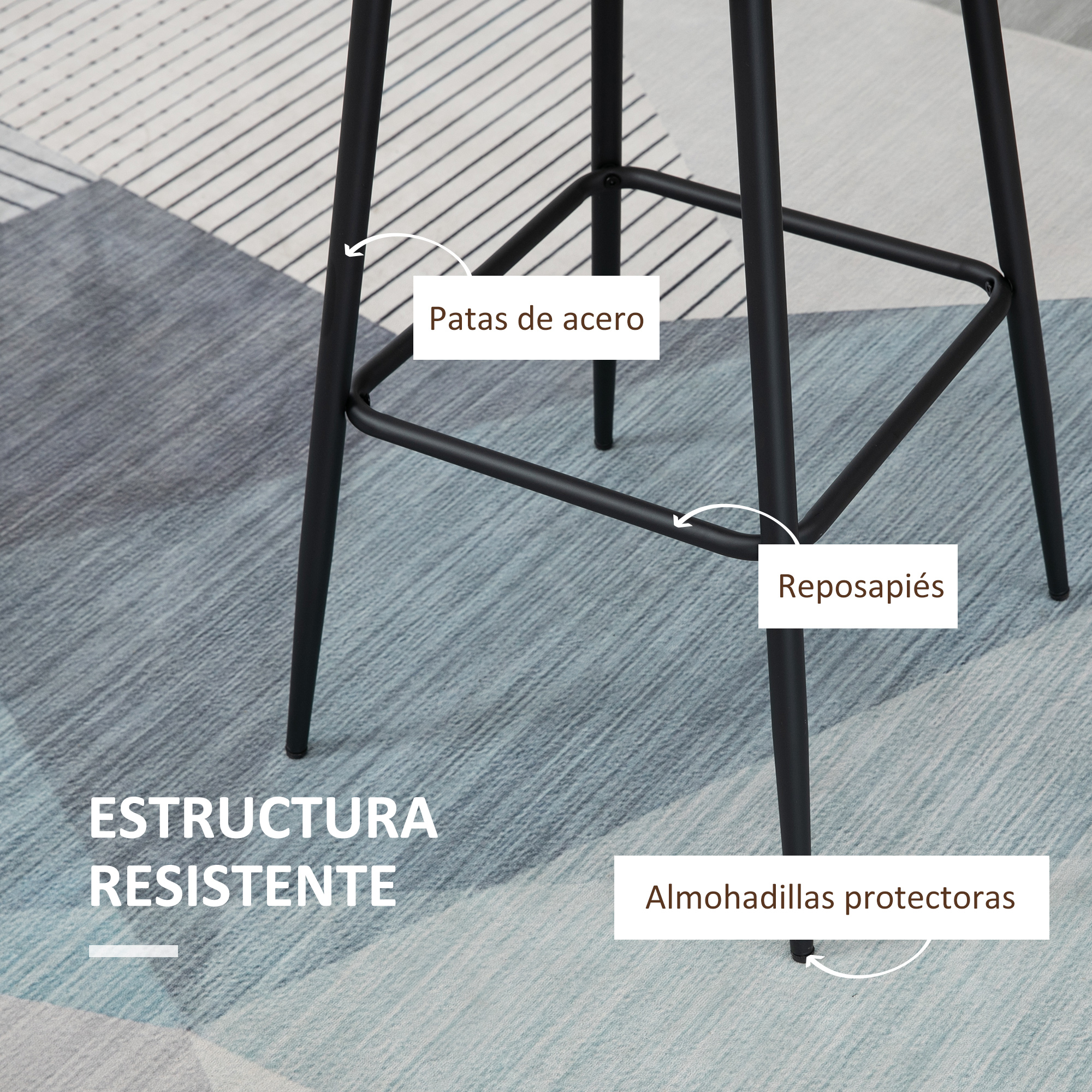 Primer plano de un taburete de bar de metal negro. Tiene un reposapiés y almohadillas protectoras. El suelo está cubierto por una alfombra estampada.