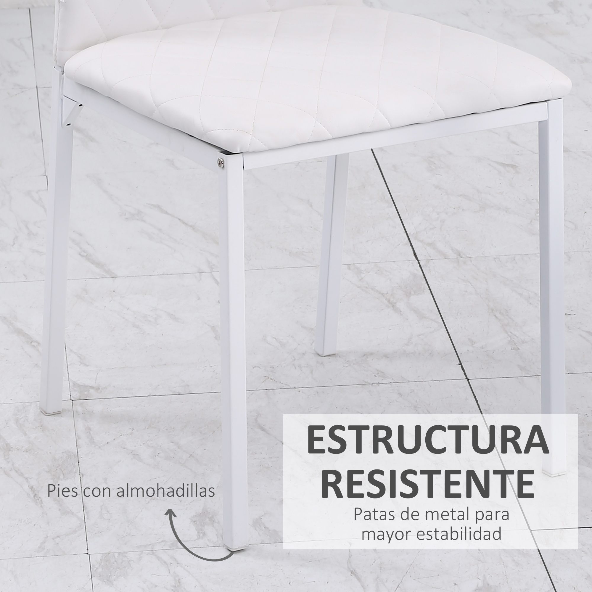Silla blanca con asiento acolchado y estructura metálica. Las patas tienen almohadillas. El suelo es de baldosas.