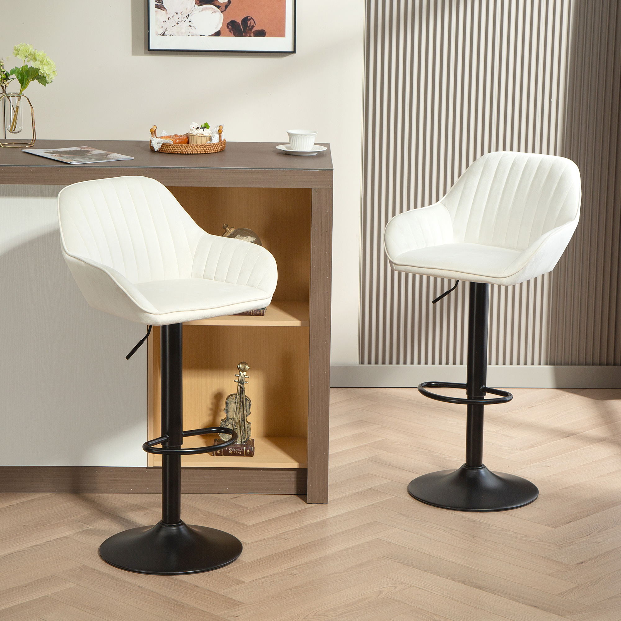 Dos taburetes blancos con bases negras. Un estante de madera con decoraciones. Una mesa con un florero.