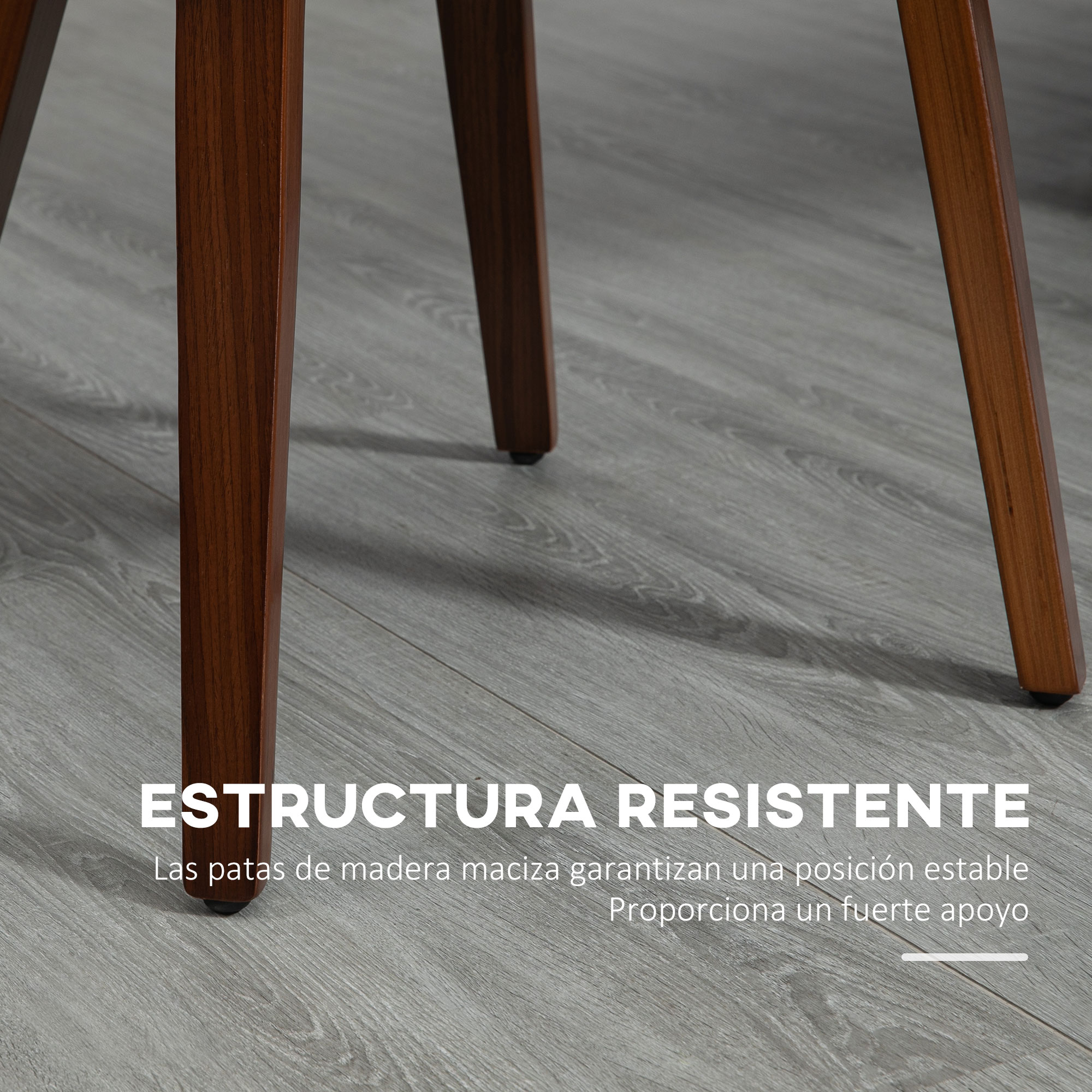 Patas de silla de madera sobre un suelo de madera gris. Las patas son marrones y el suelo tiene vetas.