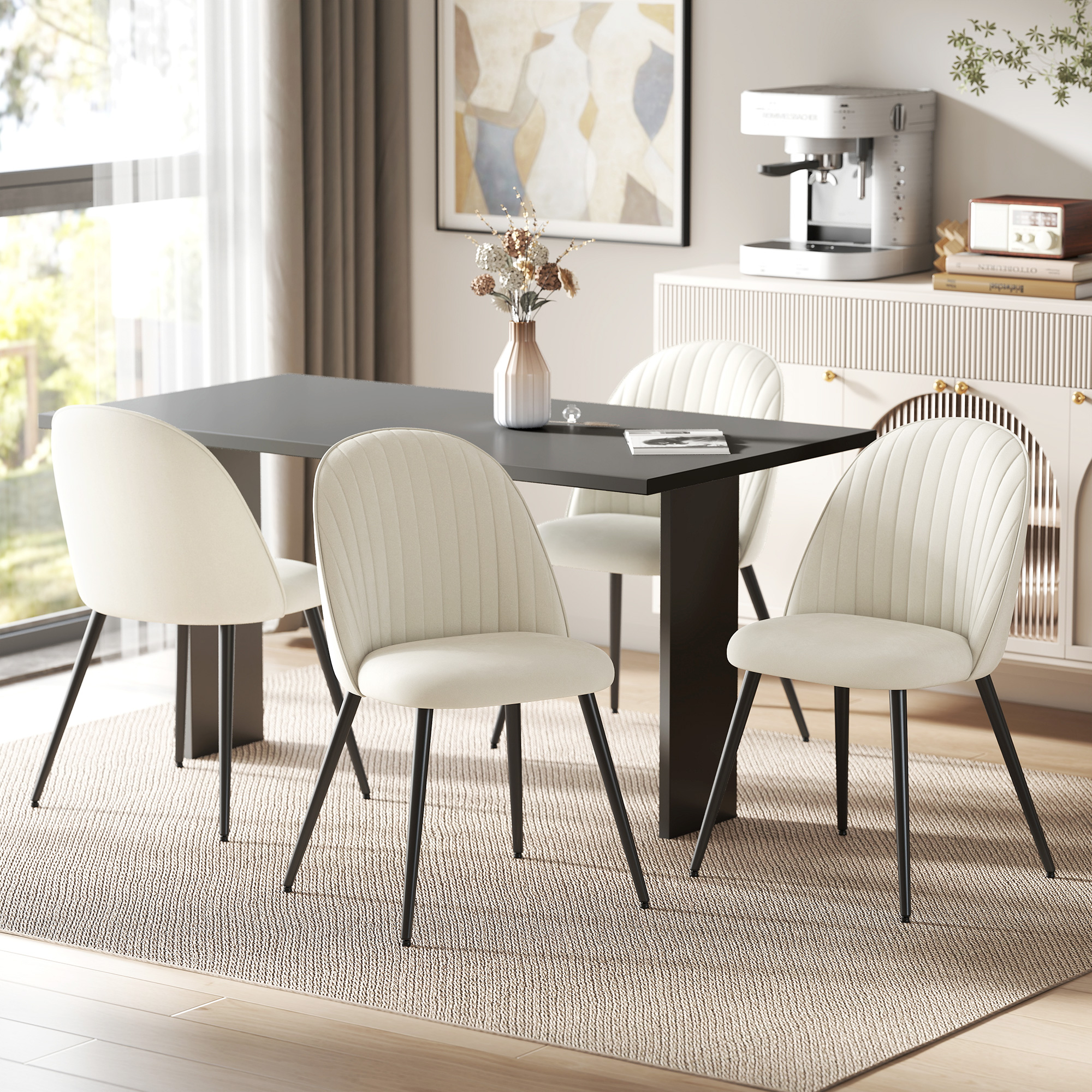 Un comedor con mesa y sillas. Un jarrón con flores está sobre la mesa. Un mueble con cafetera está al fondo.