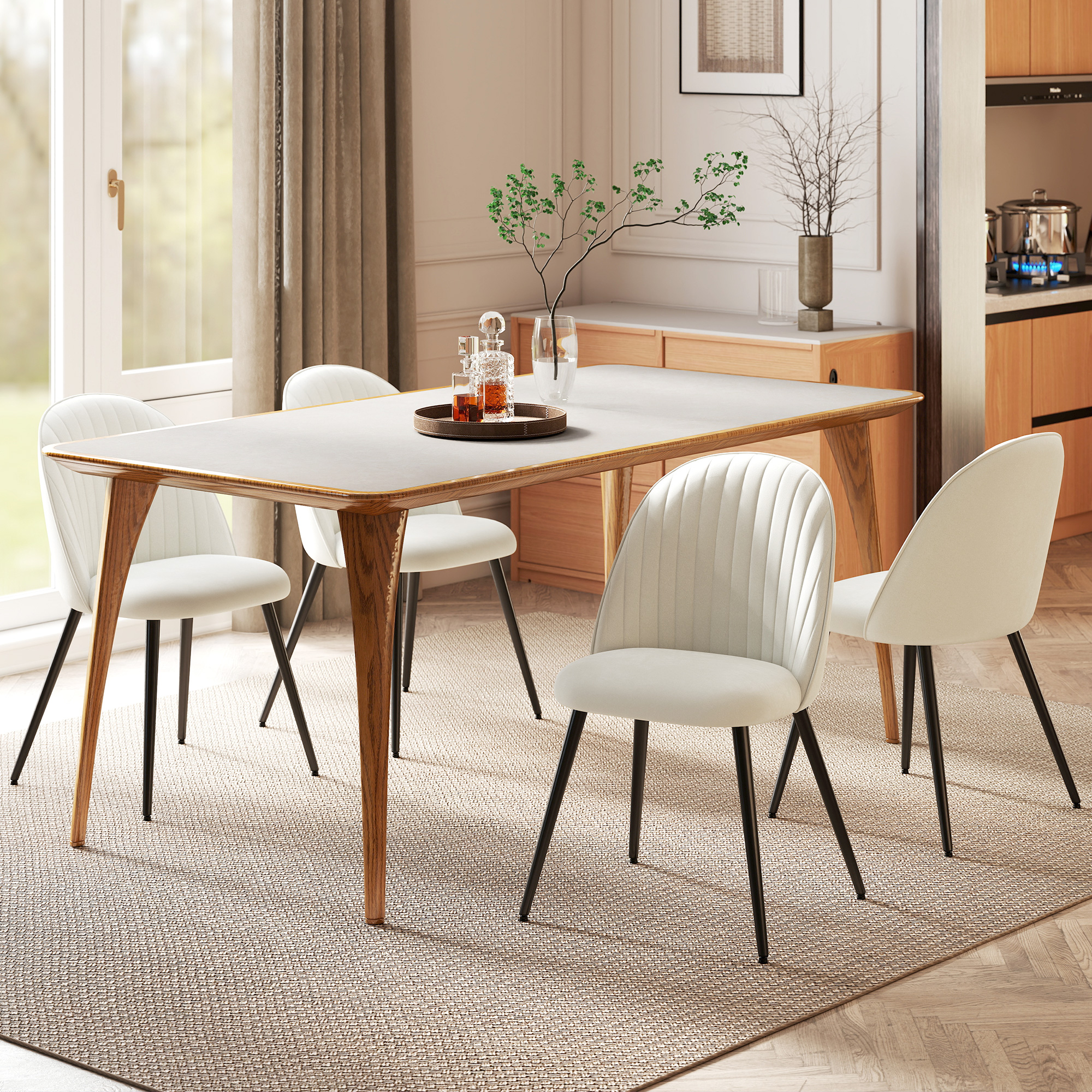 Un comedor con mesa, sillas y alfombra. Hay bebidas en la mesa. Una cocina es visible en el fondo.