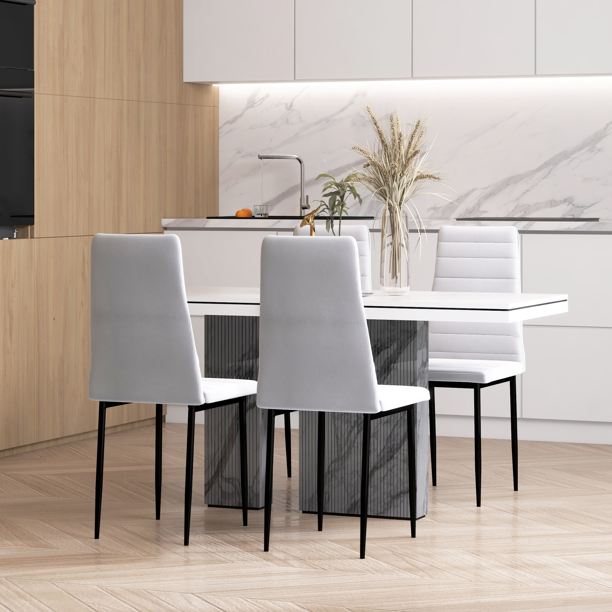 Una cocina moderna con mesa y sillas blancas. Trigo decora la mesa. Armarios de madera y salpicaderos de mármol.