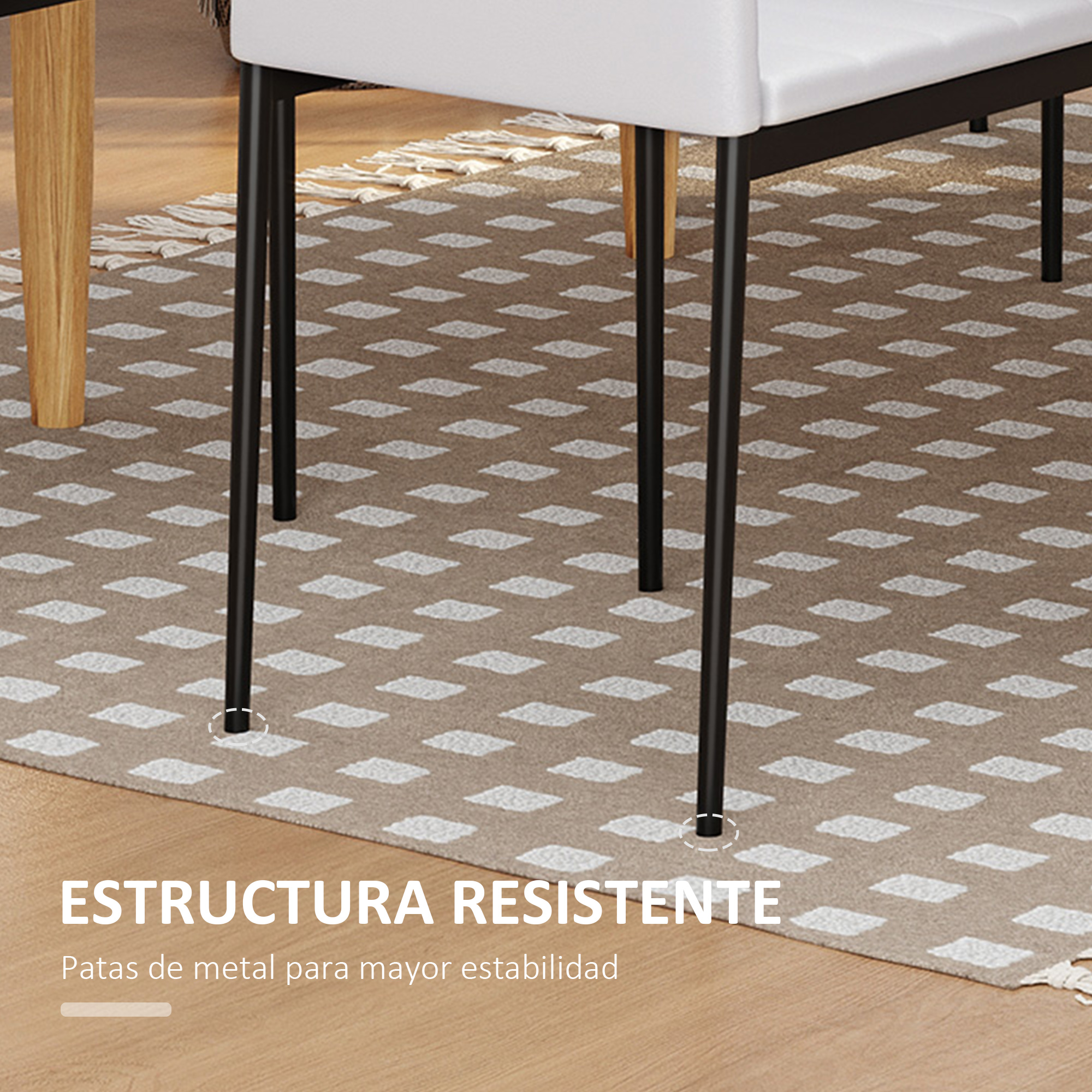 Una silla con patas negras sobre una alfombra estampada. La alfombra tiene patrones de diamantes en blanco y marrón.
