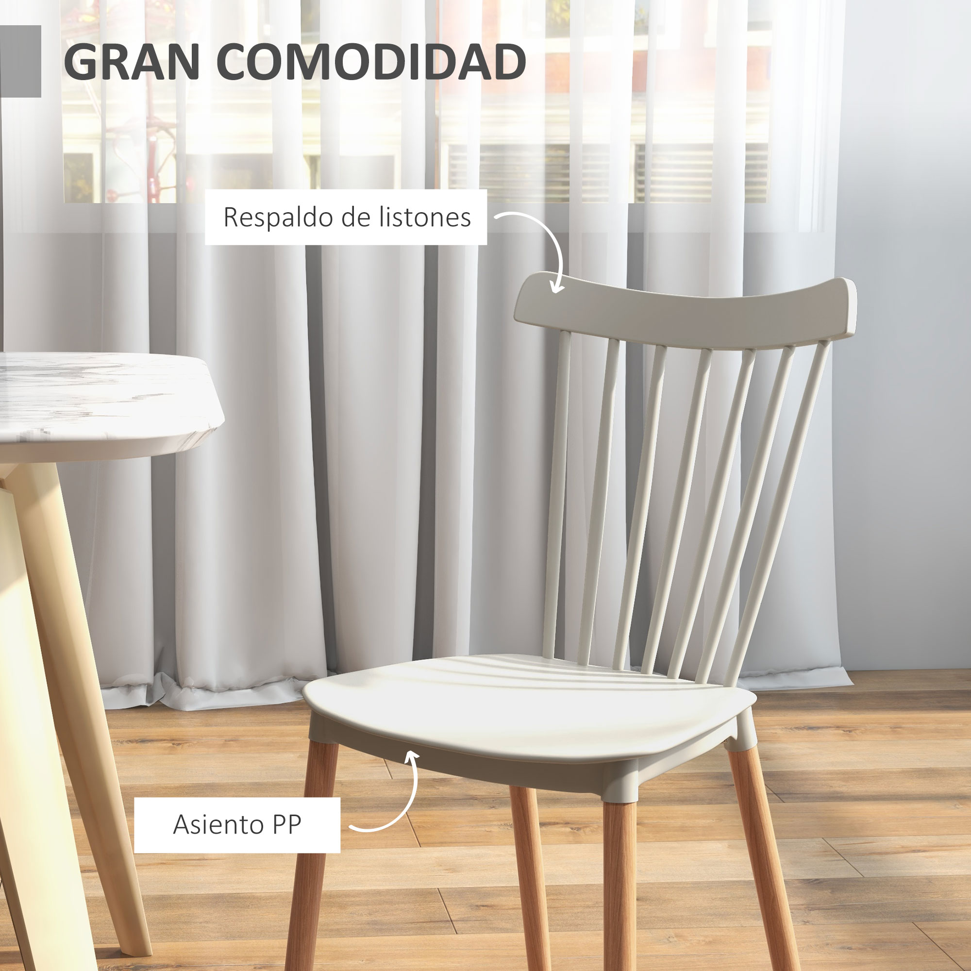 Una silla blanca con patas de madera, frente a una ventana con cortinas blancas. A la izquierda, una mesa.