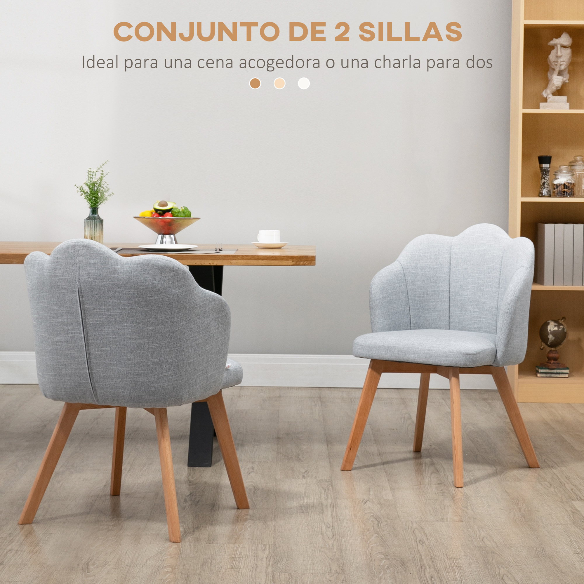 Dos sillas grises con patas de madera están colocadas en una mesa de madera, en una habitación bien iluminada. Hay una estantería al fondo.
