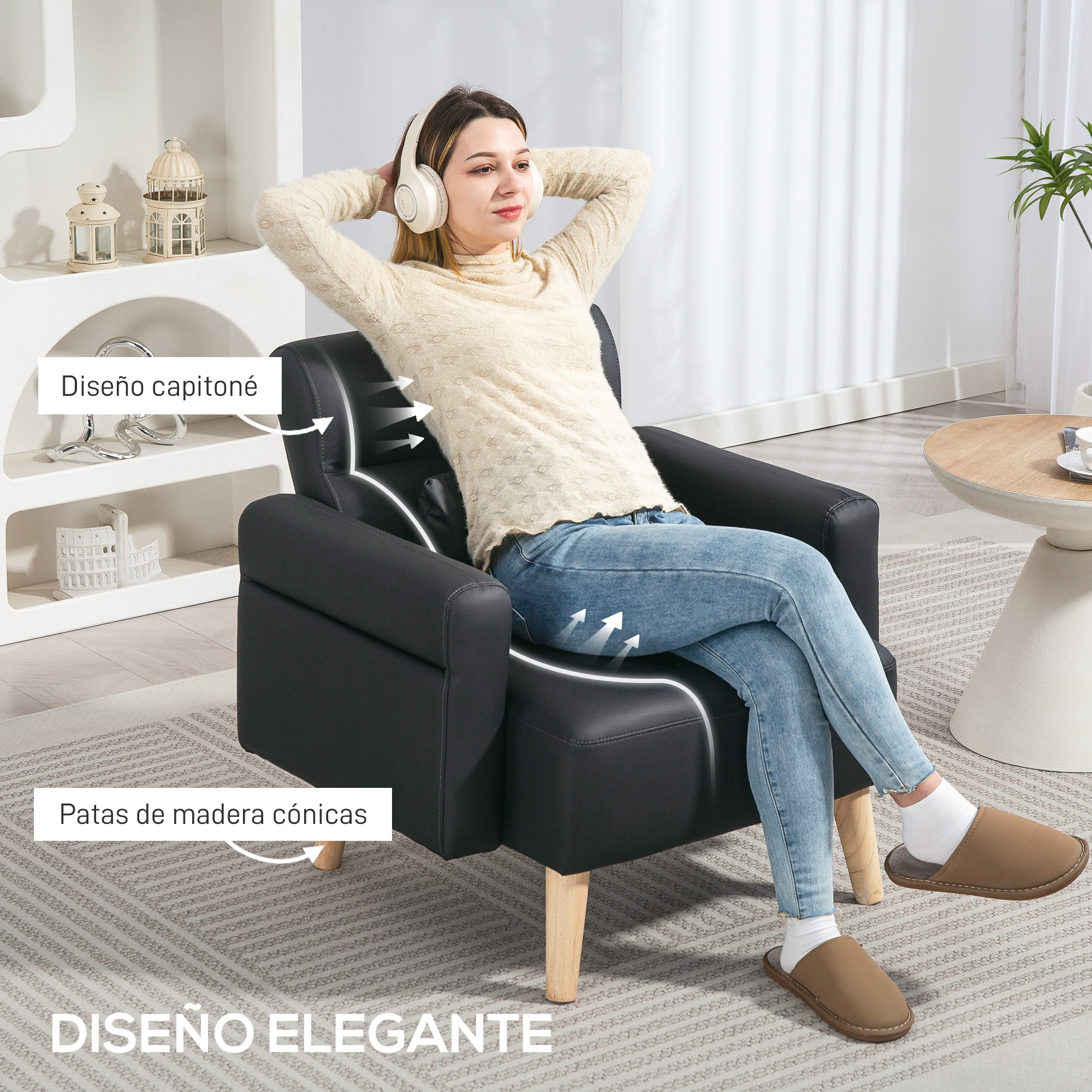 Una mujer con un suéter está sentada en una silla negra con patas de madera, con auriculares y jeans.