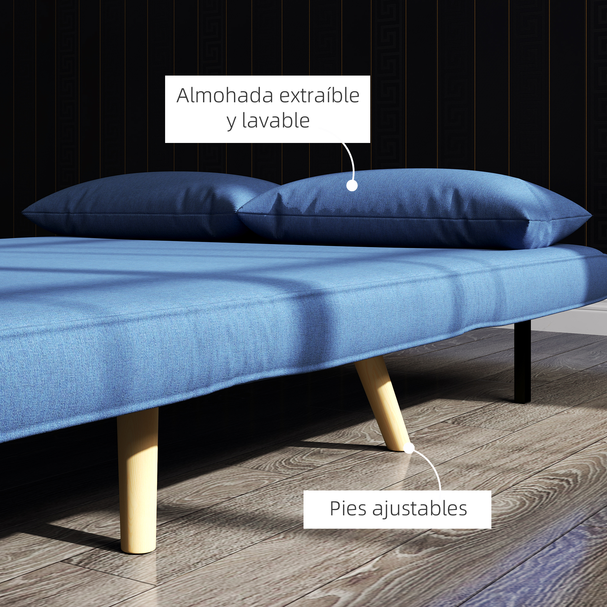 Sofá azul con dos almohadas, patas de madera y pies ajustables. El fondo es una pared negra.