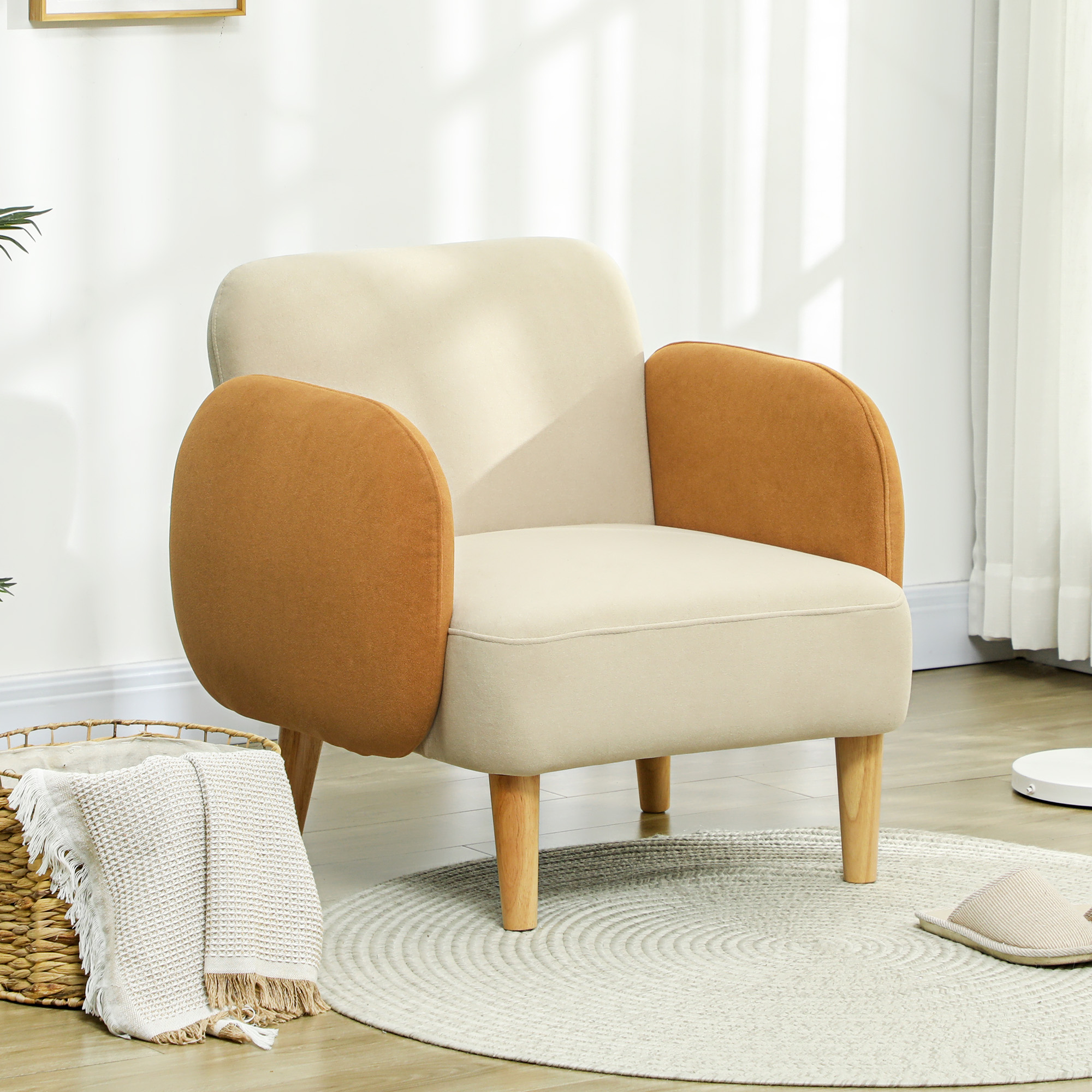 Un sillón con colores beige y marrón sobre una alfombra clara con una cesta y un par de zapatillas.