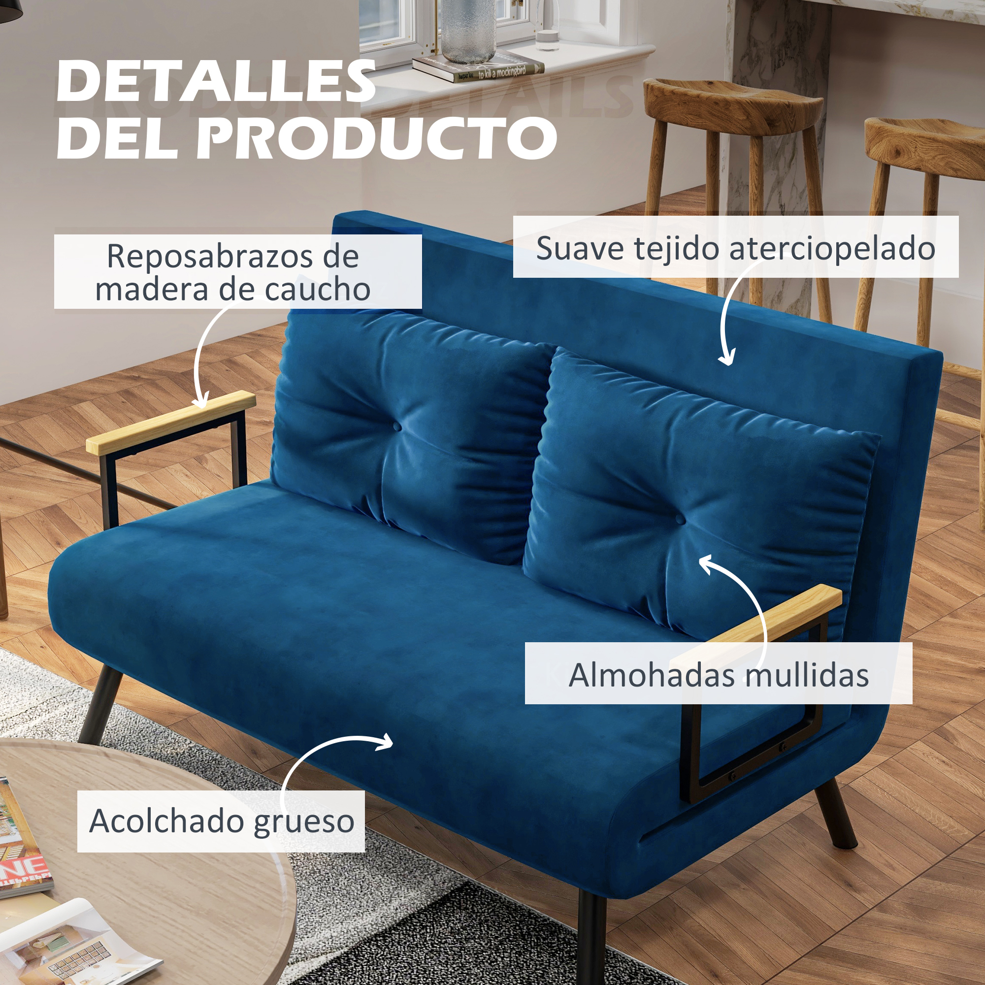 Sofá azul de terciopelo con reposabrazos de madera. Tiene dos almohadas y está sobre suelo de madera. Dos taburetes de madera al fondo.