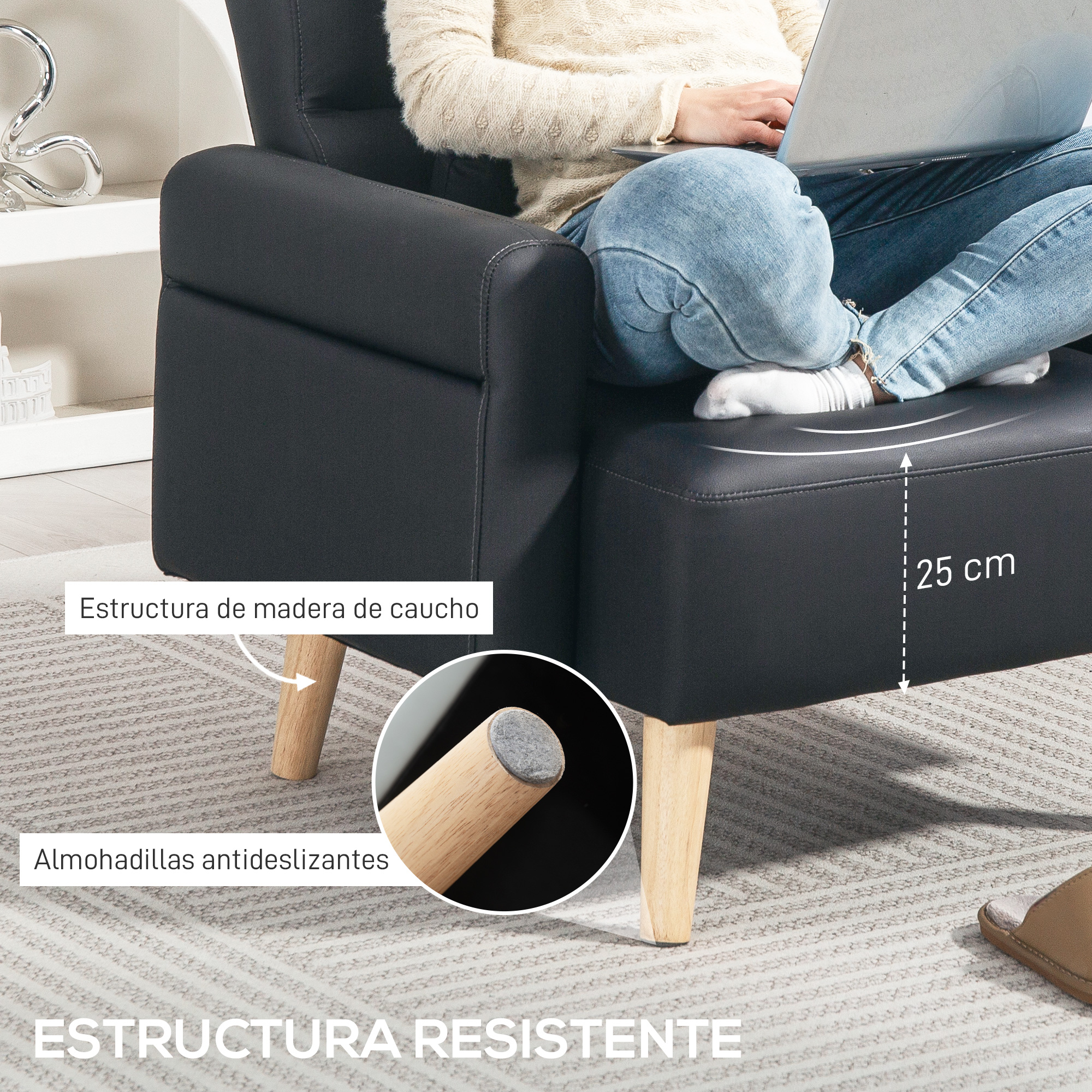 Una persona sentada en una silla negra con una laptop. La silla tiene patas de madera. Detalles muestran almohadillas antideslizantes y estructura de madera de caucho.