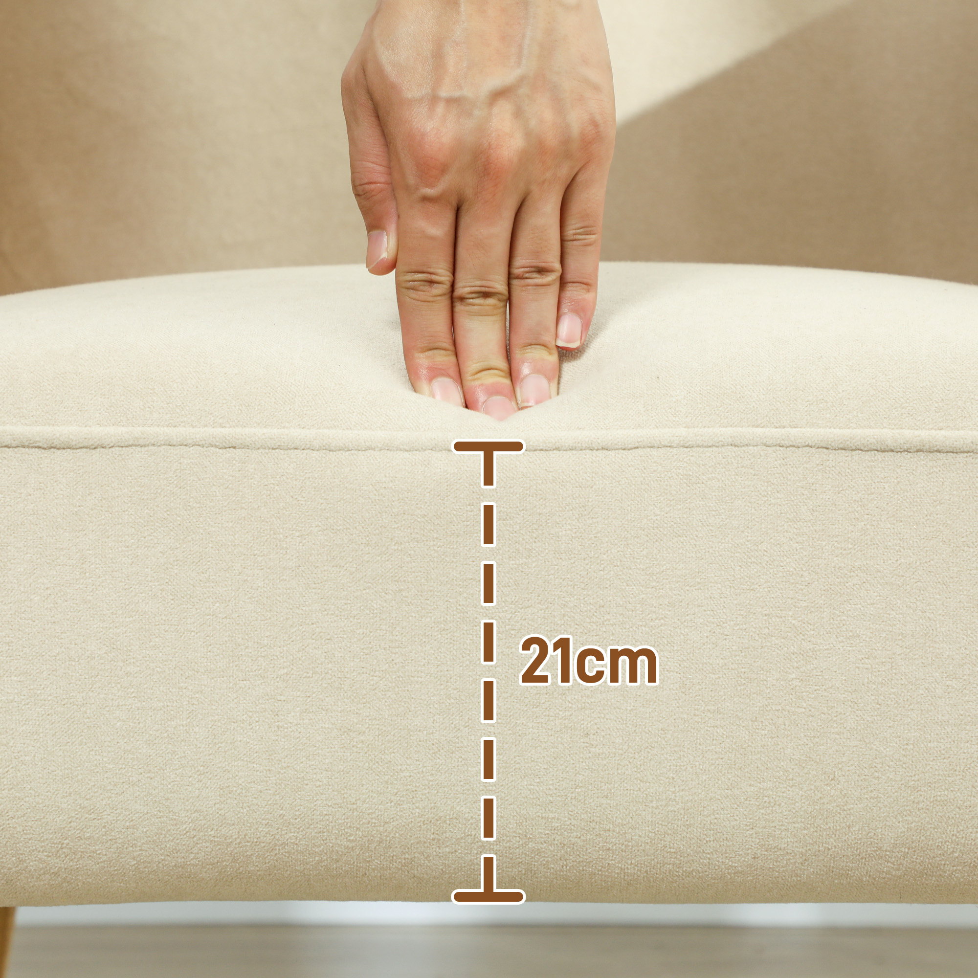 Una mano presiona un cojín beige. Una línea marrón con '21cm' muestra la profundidad.