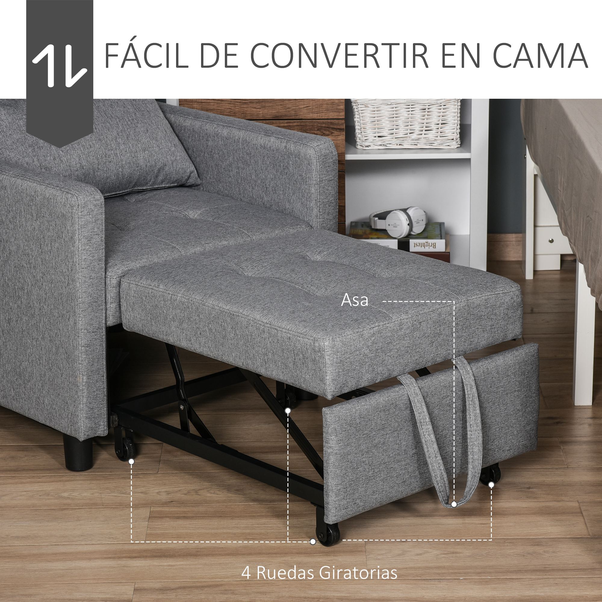 Un sofá cama gris convertible con reposapiés extraíble, sobre ruedas. El fondo muestra una estantería y una cama.