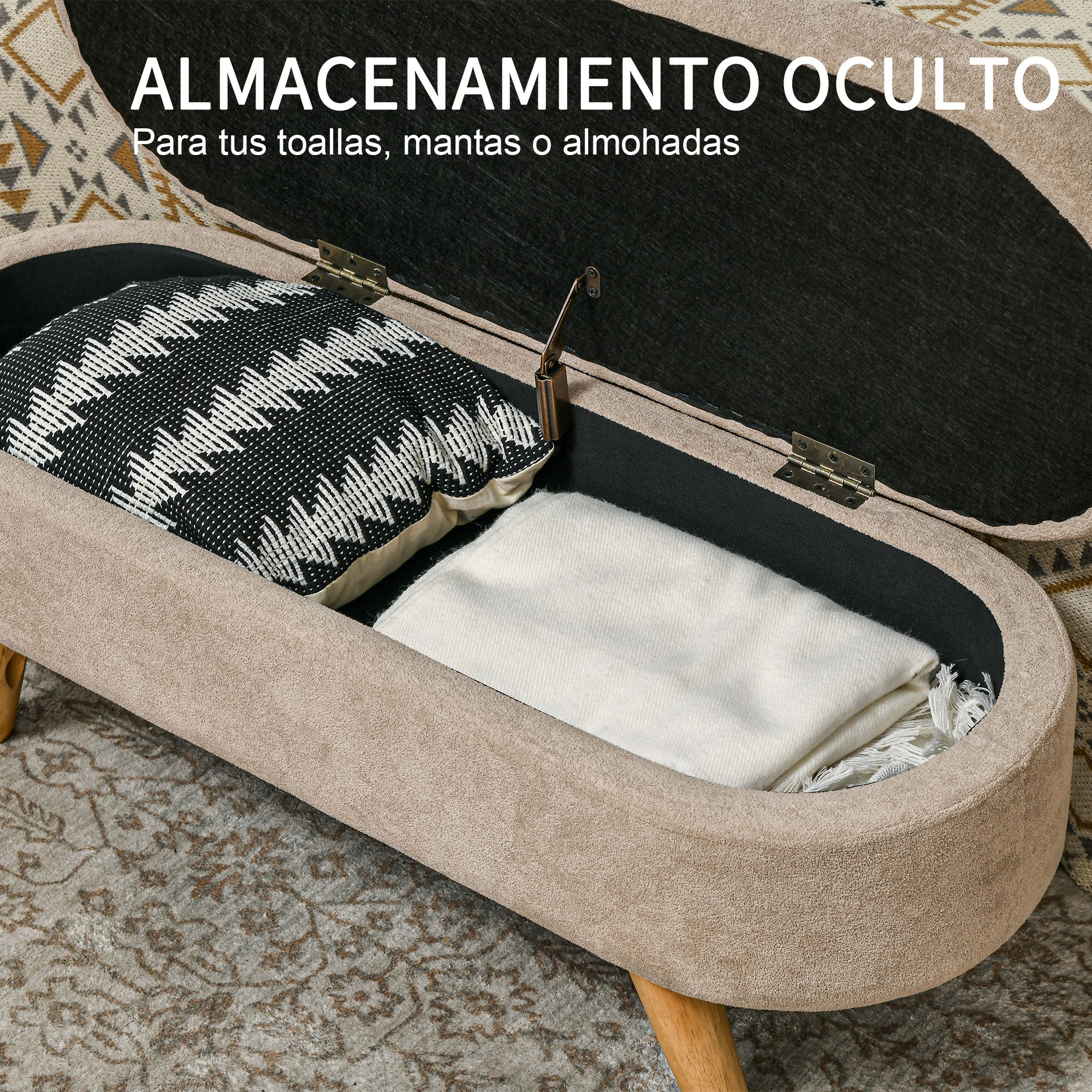 Banqueta de almacenamiento beige con tapa abierta, que revela una almohada en blanco y negro y una manta blanca.