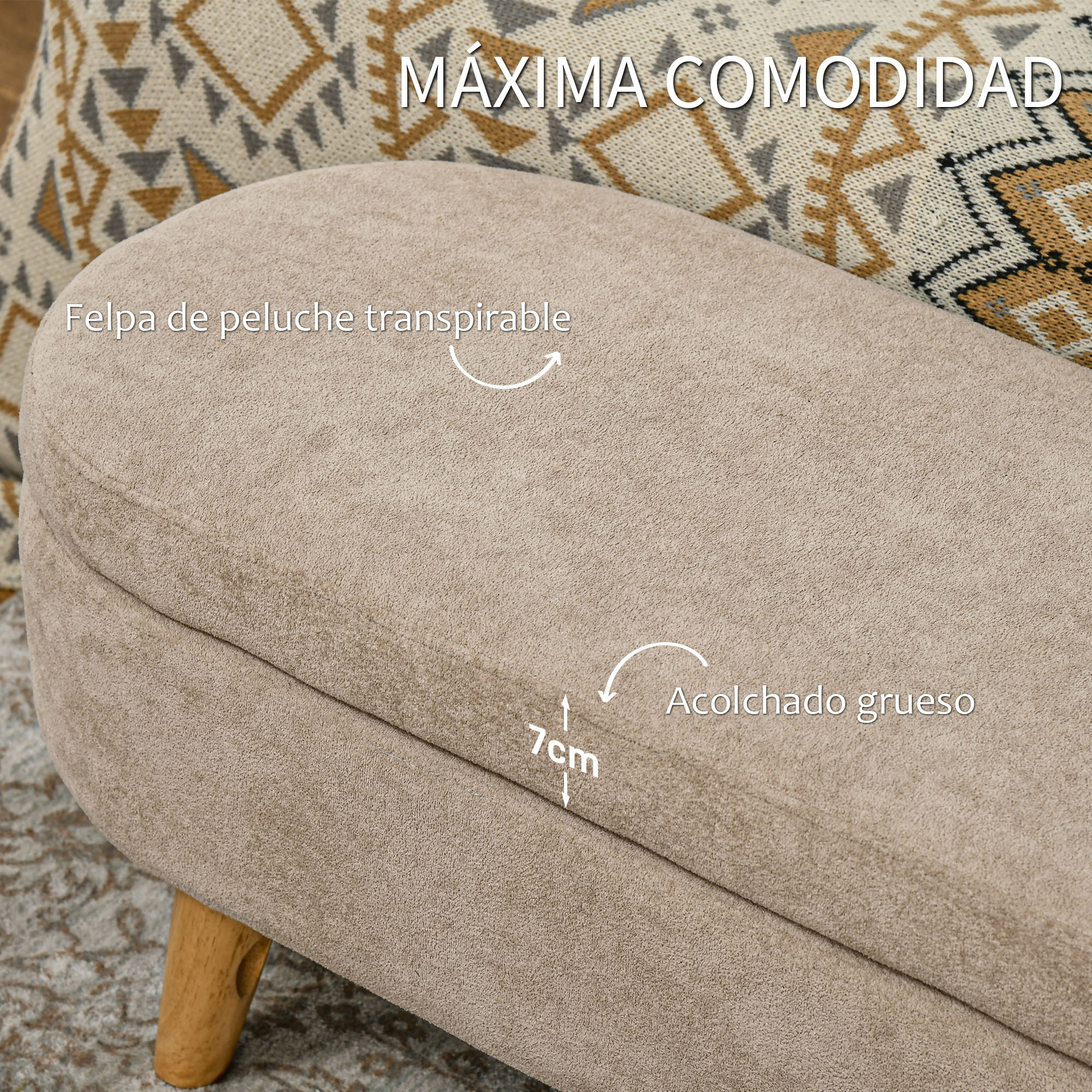 Banco tapizado beige con patas de madera. Una almohada estampada está al fondo.