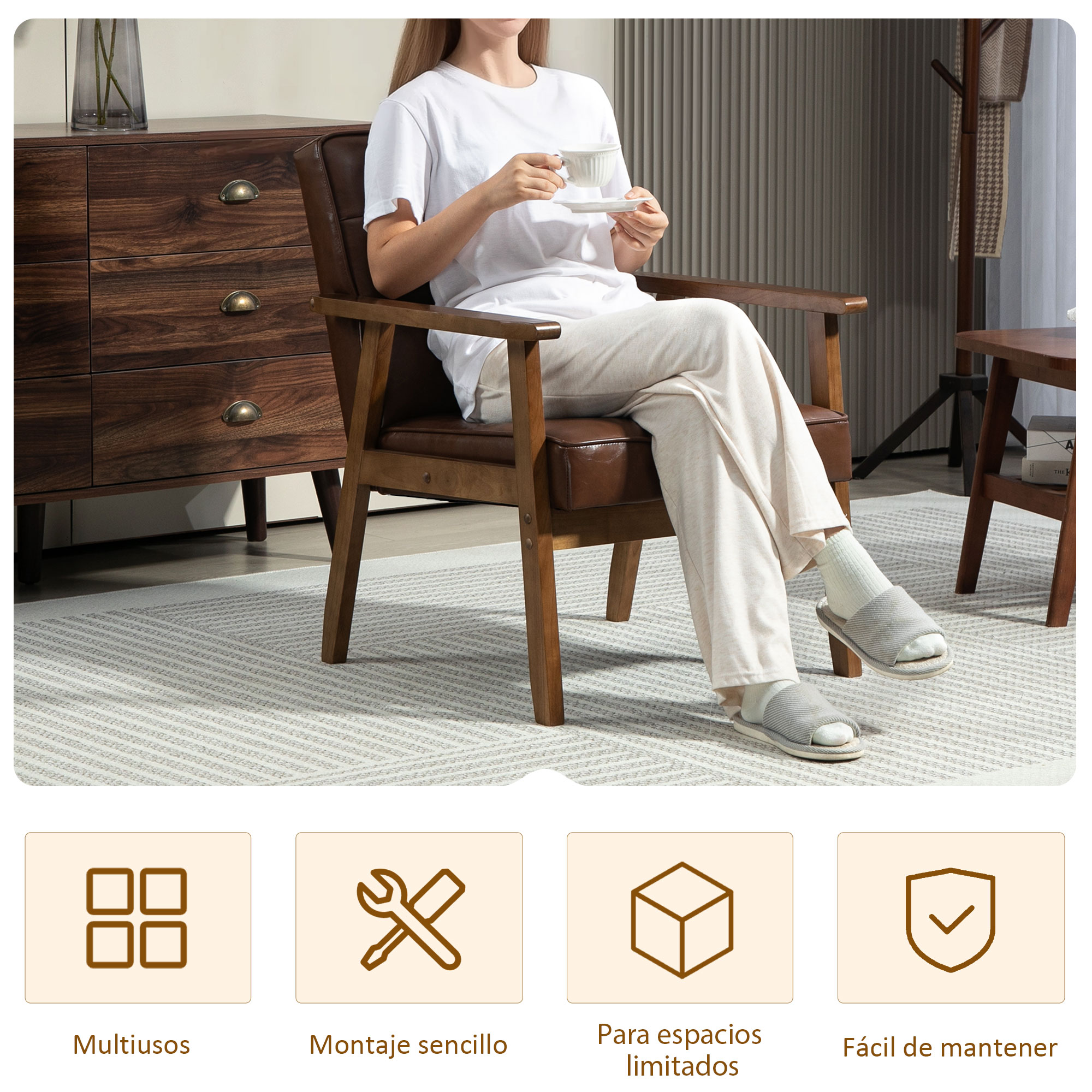 Una persona está sentada en una silla de madera, sosteniendo una taza de té. Un aparador está a la izquierda. La escena es interior.