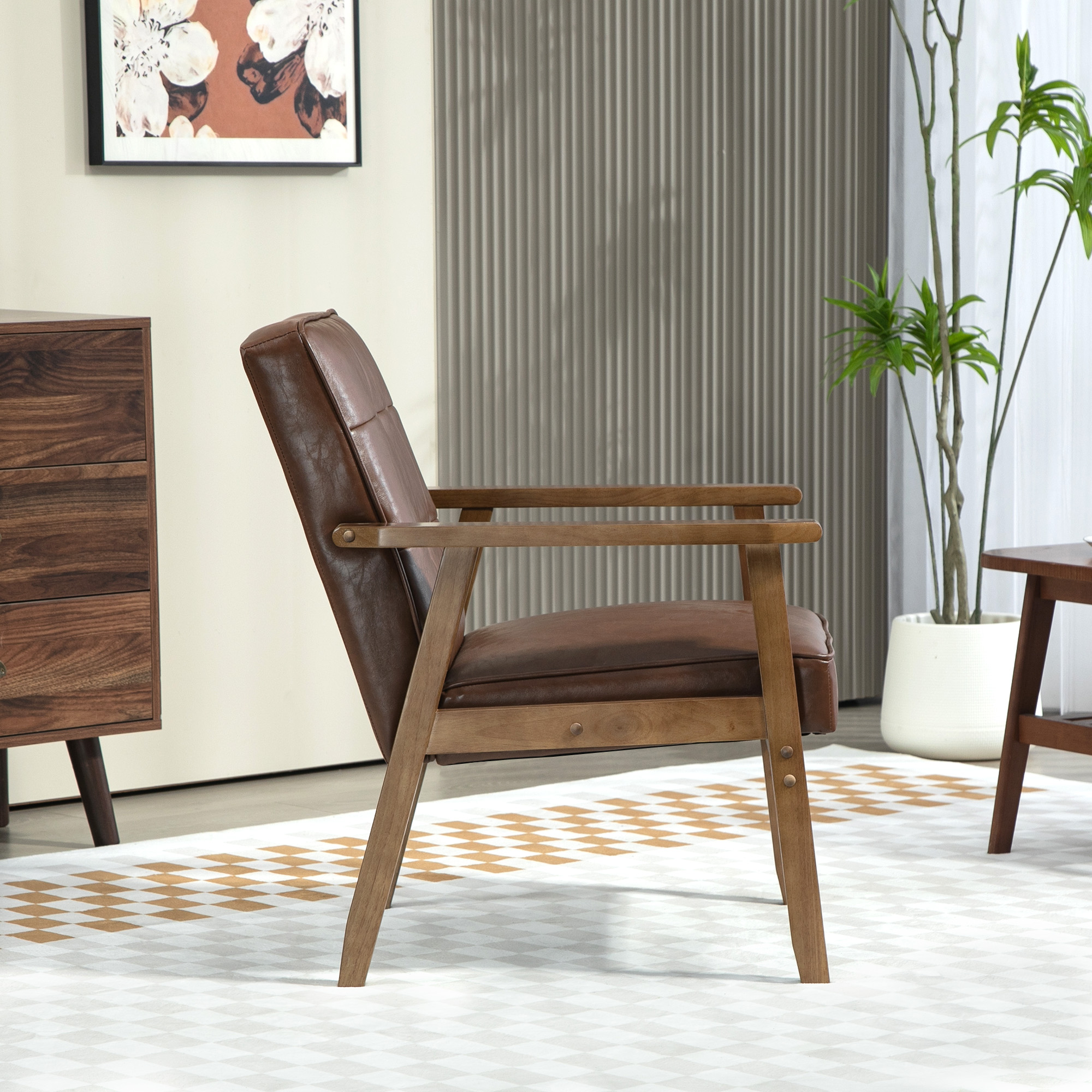Un sillón de cuero marrón con estructura de madera, sobre una alfombra estampada. Un mueble de madera y una planta son visibles en el fondo.