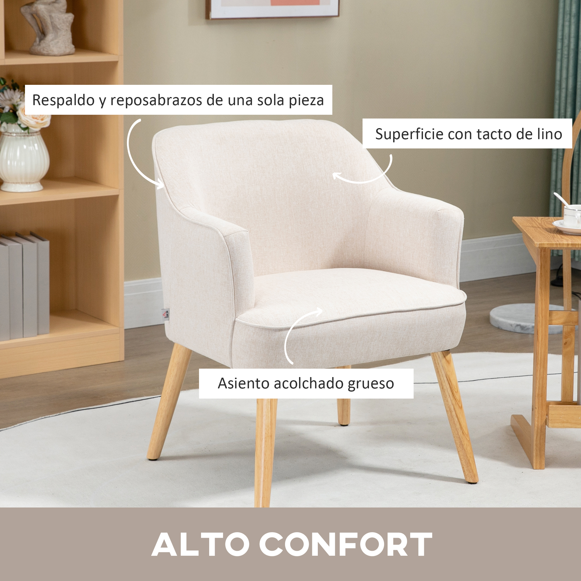 Sillón beige con patas de madera, textura de lino y cojín grueso. Un estante y una mesa se ven al fondo.
