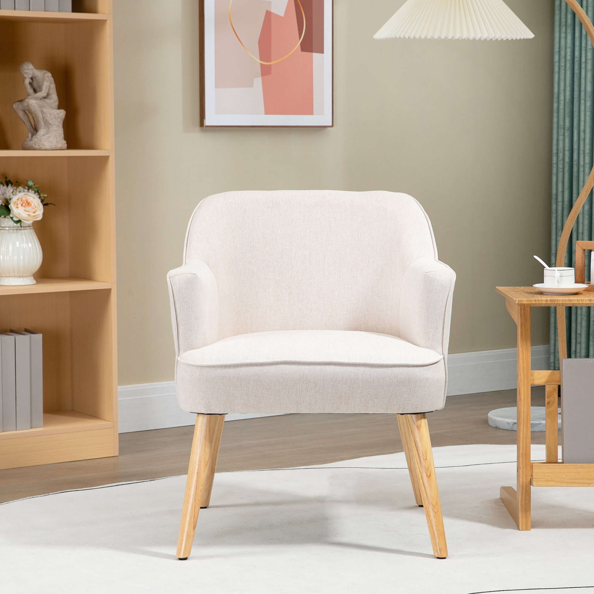 Un sillón crema con patas de madera está centrado. En el fondo hay una estantería, una lámpara y una mesita auxiliar.