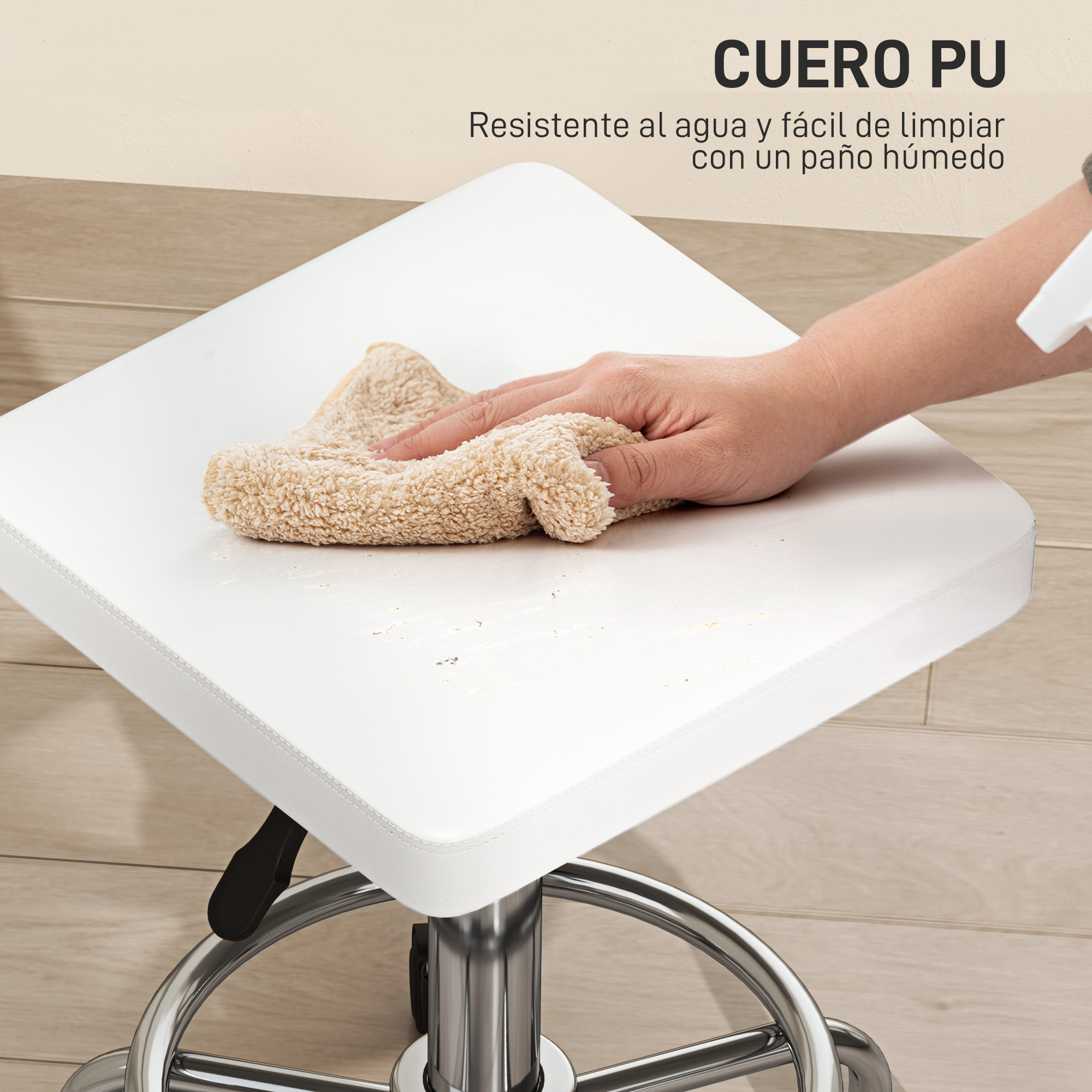 Una mano limpia un taburete blanco con un paño beige. El taburete tiene una base de cromo y está sobre un suelo de madera.