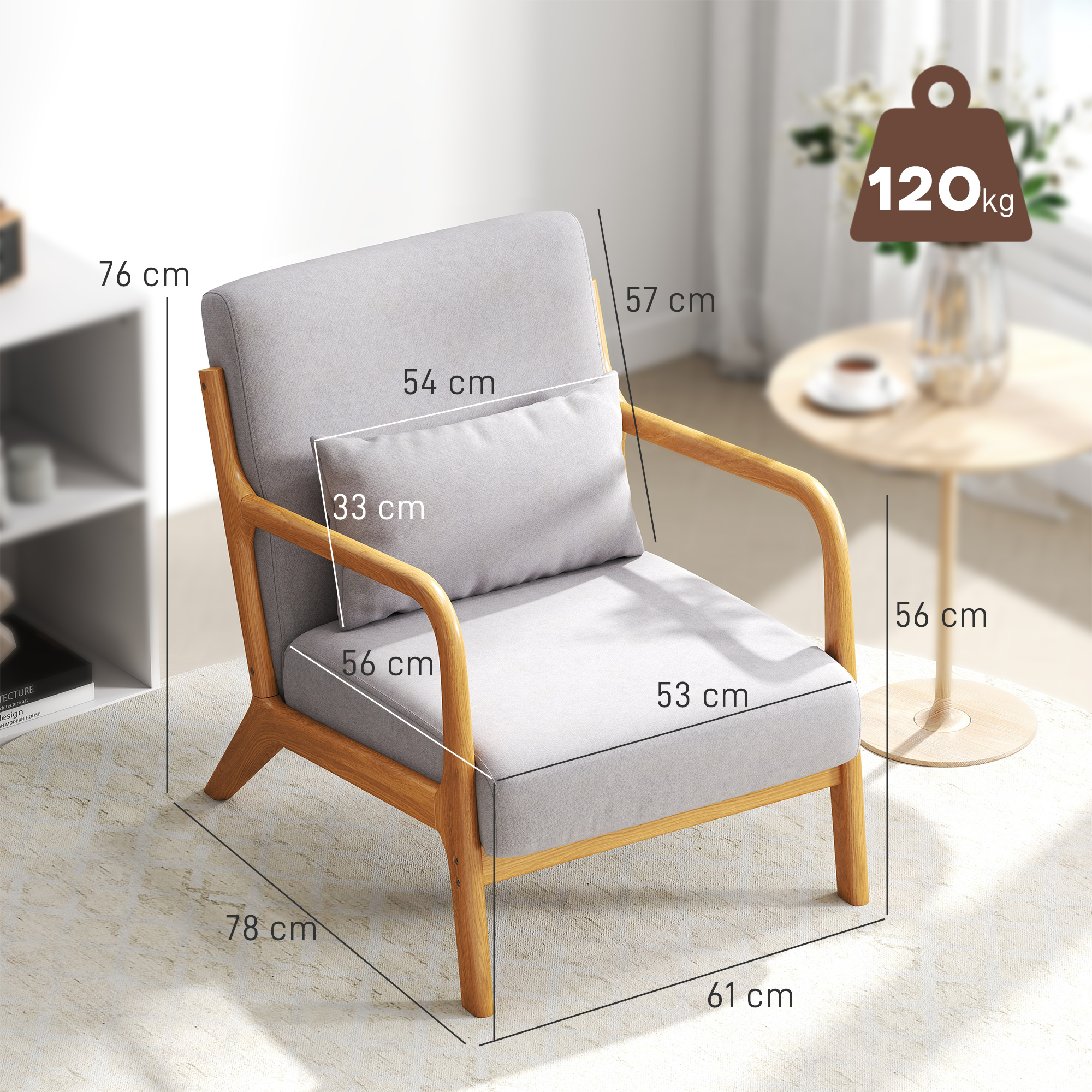 Un sillón gris con marco de madera, dimensiones etiquetadas, junto a una mesa pequeña con taza. Flores blancas en jarrón.
