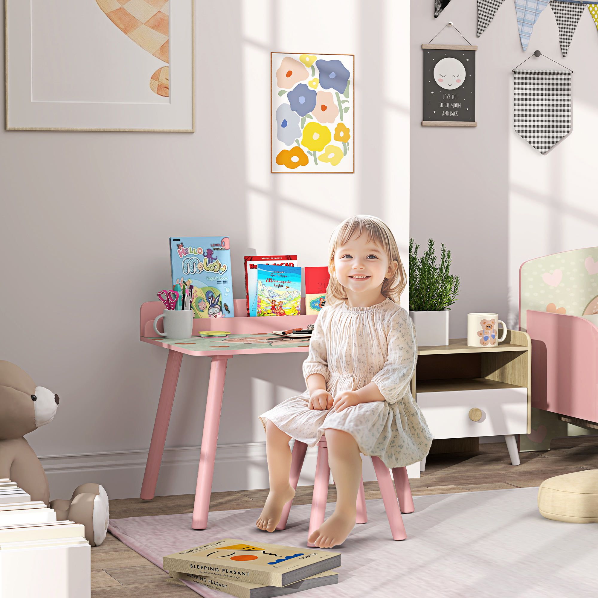 Una niña sentada en un escritorio rosa en una habitación. Libros y arte en el fondo, junto a un oso de peluche.