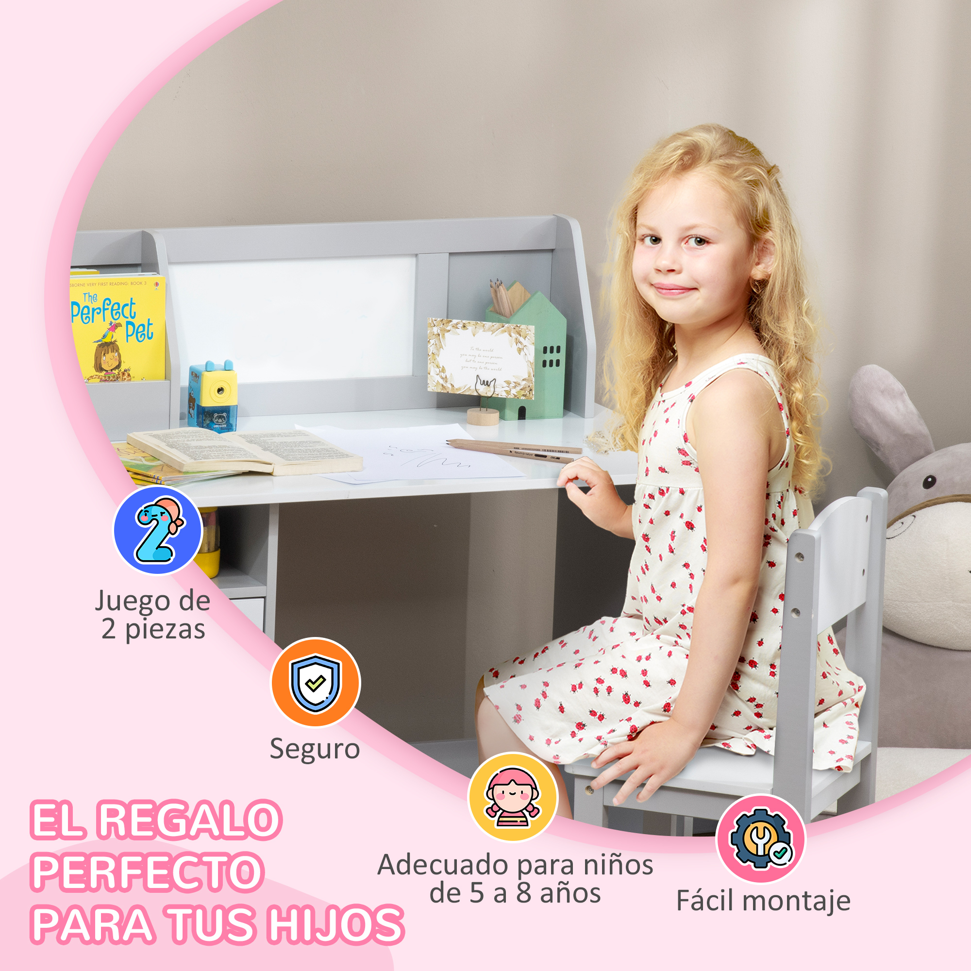 Niña sentada en un escritorio con libros y lápices. Un peluche está detrás de ella. Fondo rosa y blanco.