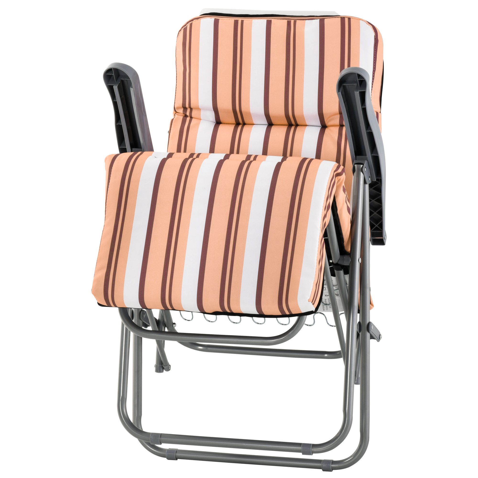 Silla plegable con tela a rayas melocotón, marrón y blanca. Marco de metal y reposabrazos negros. Aislada sobre fondo blanco.