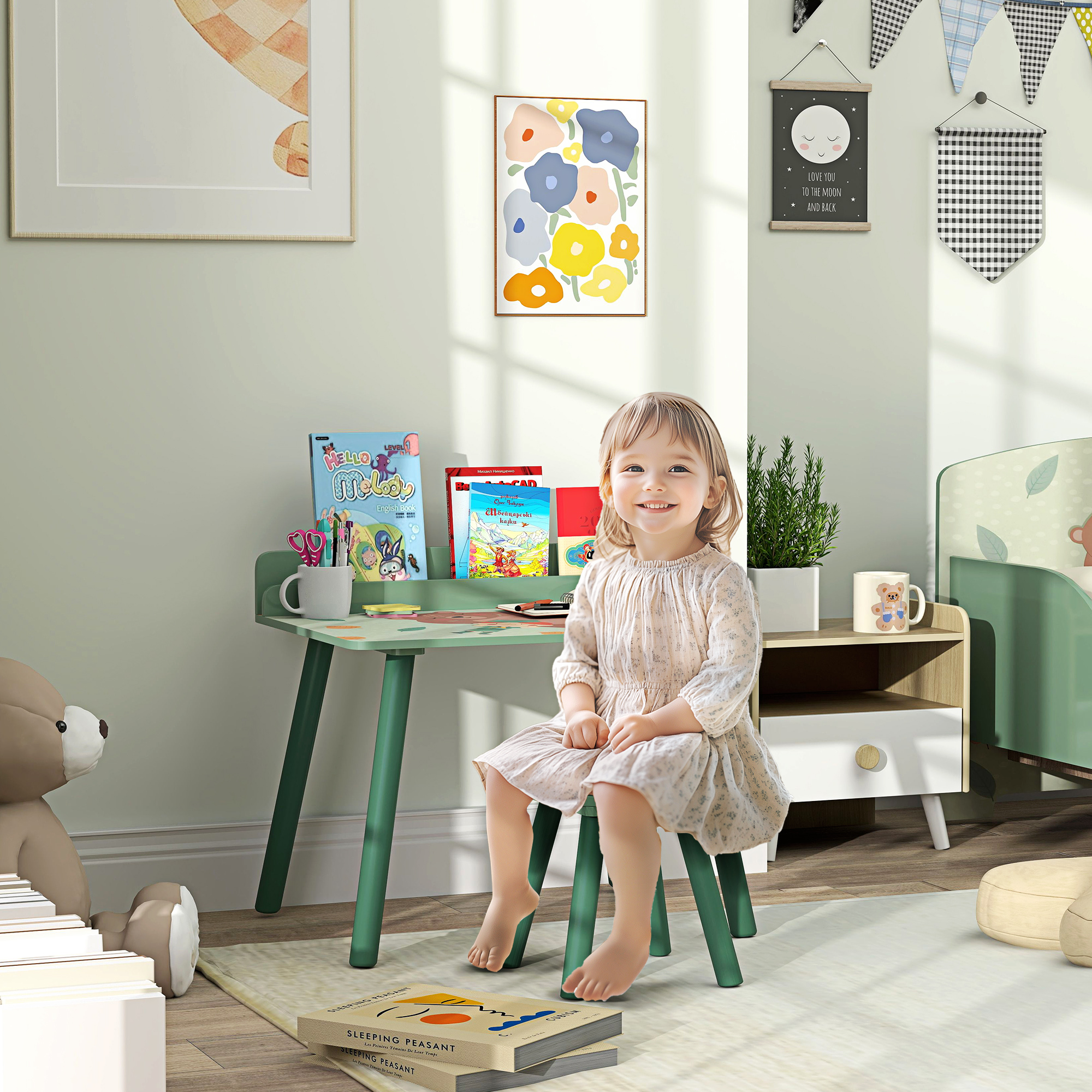 Una niña sonriente está sentada en una habitación con un escritorio, libros y obras de arte. Un oso de peluche está cerca.