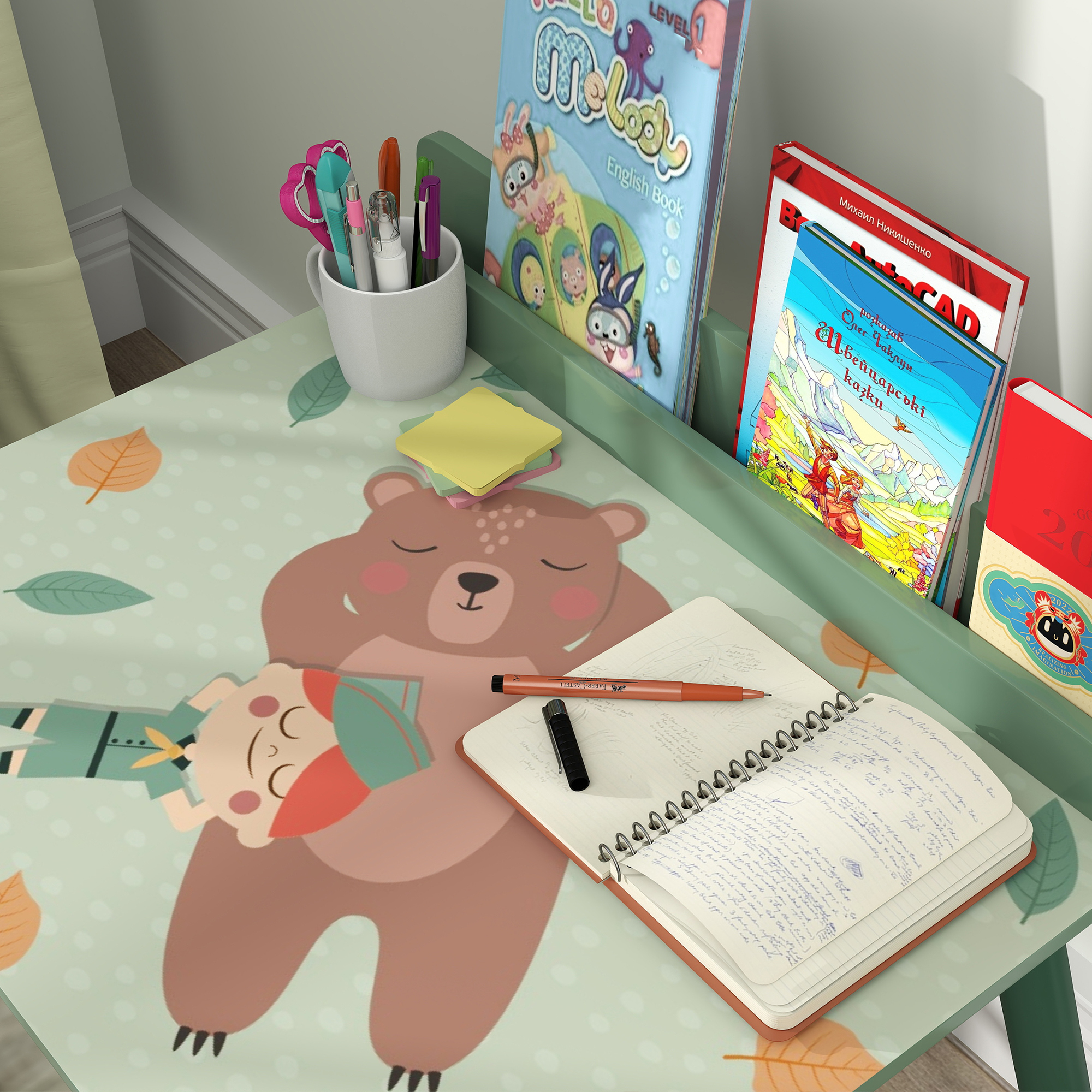 Un escritorio con libros, un cuaderno, bolígrafos y una ilustración de oso. El escritorio es verde con superficie estampada.