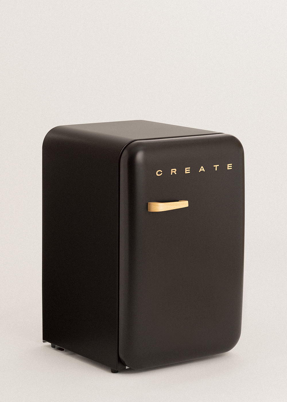 Una mini nevera negra con la palabra CREATE en letras doradas. Tiene un asa de madera y está sobre fondo blanco.