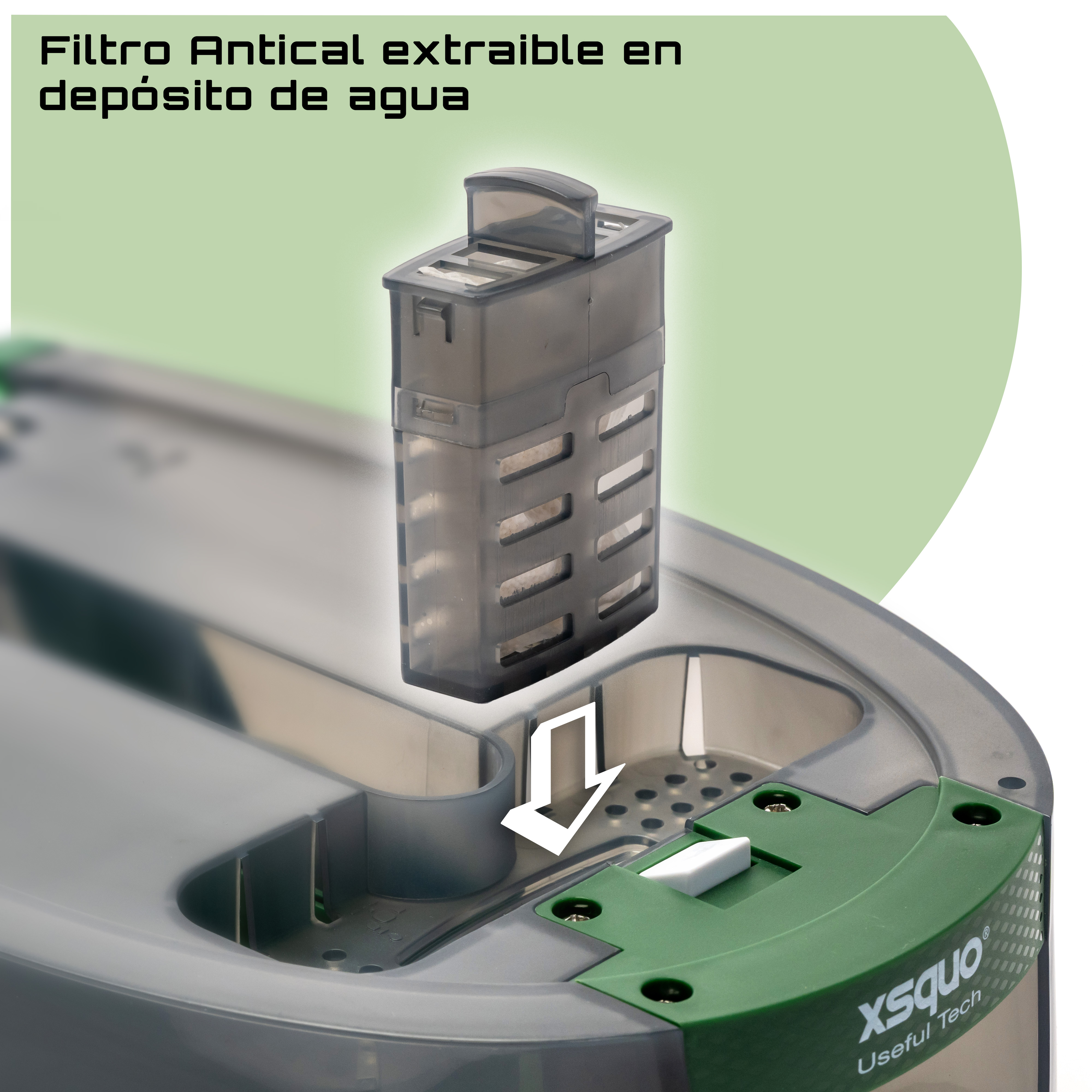 Se extrae un filtro de agua gris de un depósito de agua gris. Una flecha muestra la dirección de extracción.