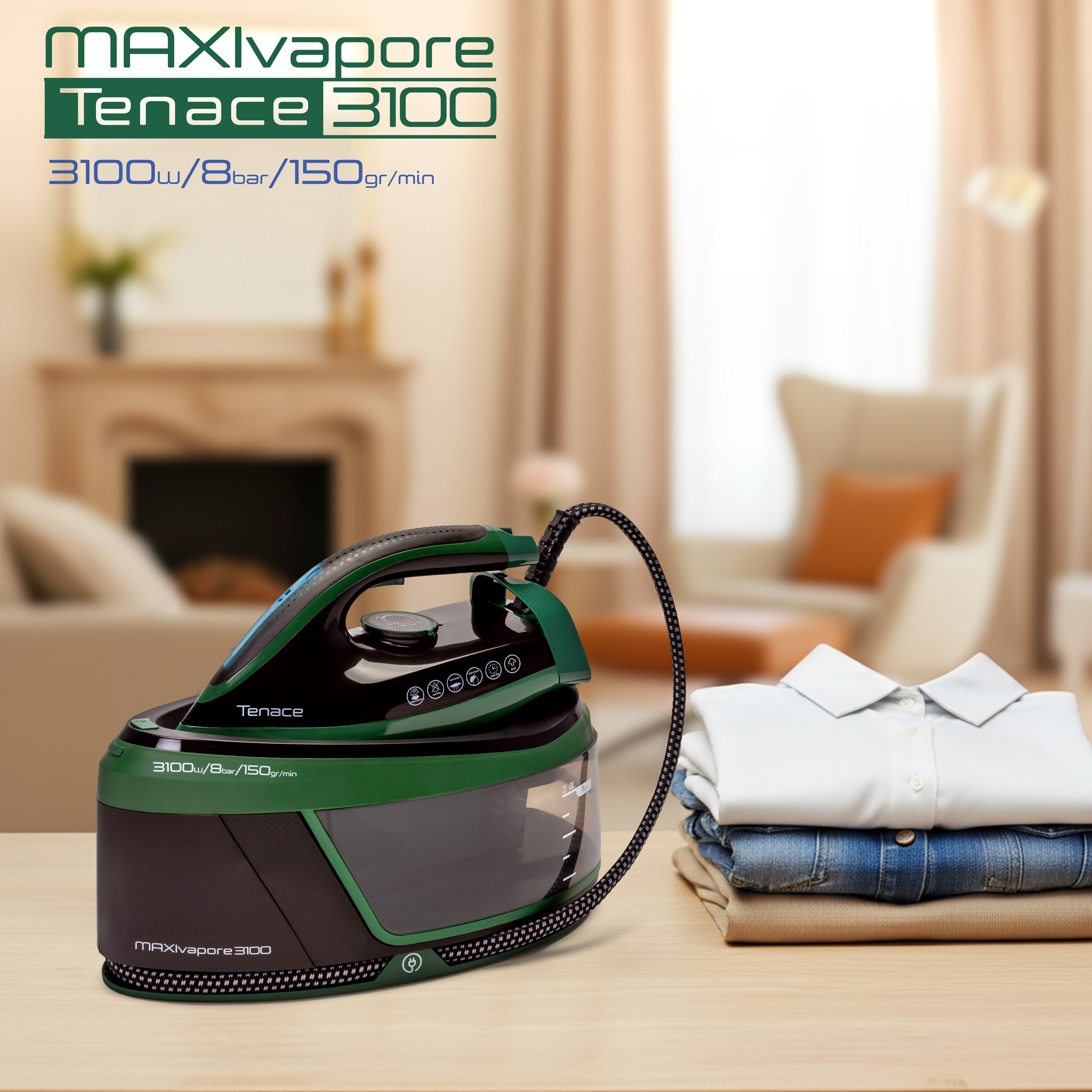 Una plancha de vapor verde y negra está sobre una mesa con ropa doblada y una habitación borrosa al fondo.