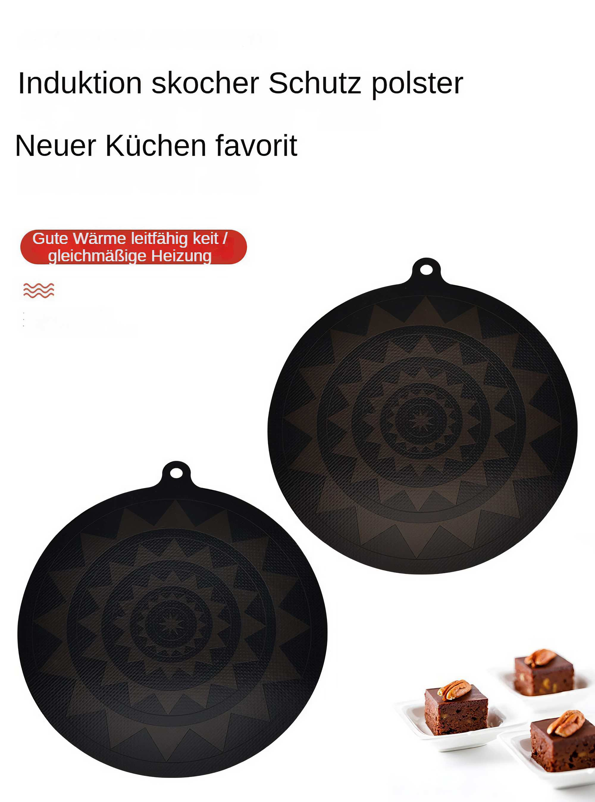 Zwei schwarze Induktionskochfeldschoner mit geometrischem Design und kleine Desserts auf weißer Oberfläche.