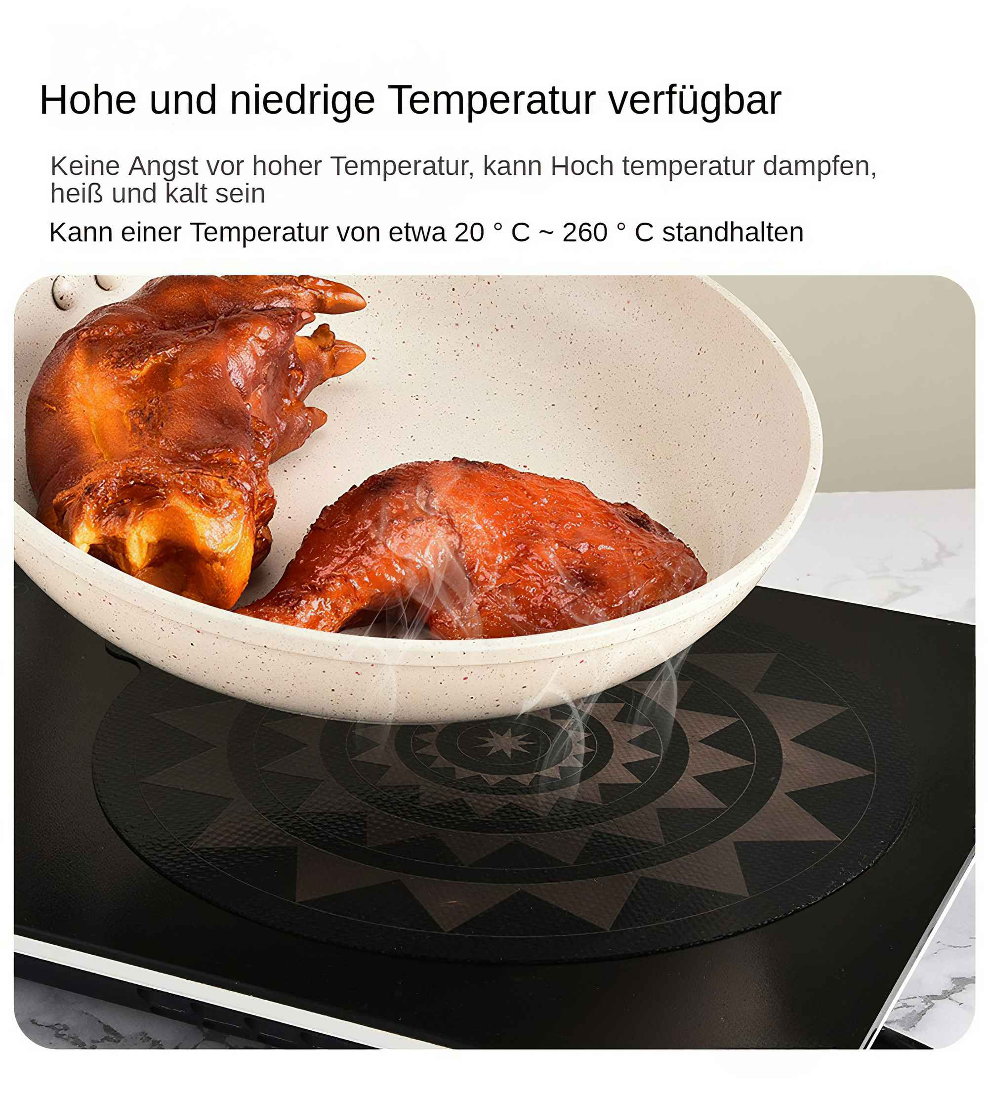 Eine Pfanne mit gebratenem Fleisch steht auf einem schwarzen Herd. Dampf steigt vom Fleisch auf. Der Text auf Deutsch ist sichtbar.