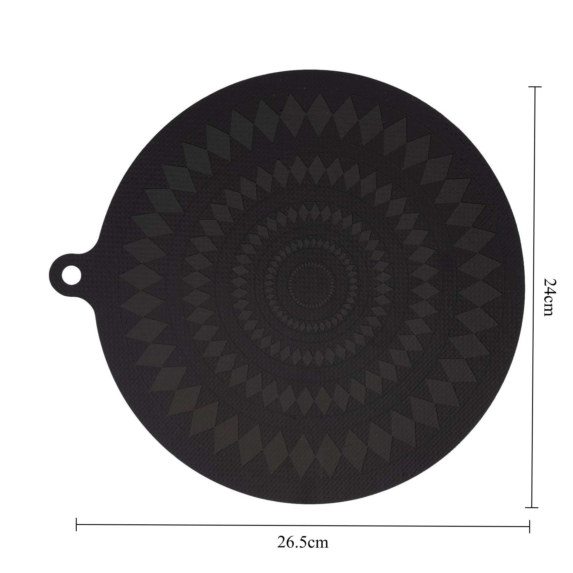 Schwarzer, runder Silikondeckel mit Diamantmuster, Griff und Maßangaben: 24 cm und 26,5 cm, vor weißem Hintergrund.