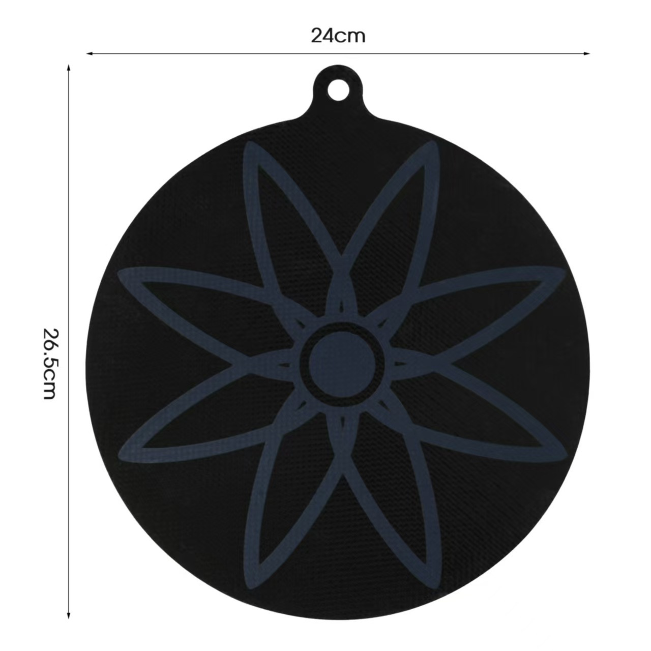 Ein schwarzes, rundes Küchenutensil mit dunkelblauem Blumendesign. Es hat eine Aufhängeschlaufe und ist 24 cm breit und 26,5 cm hoch.