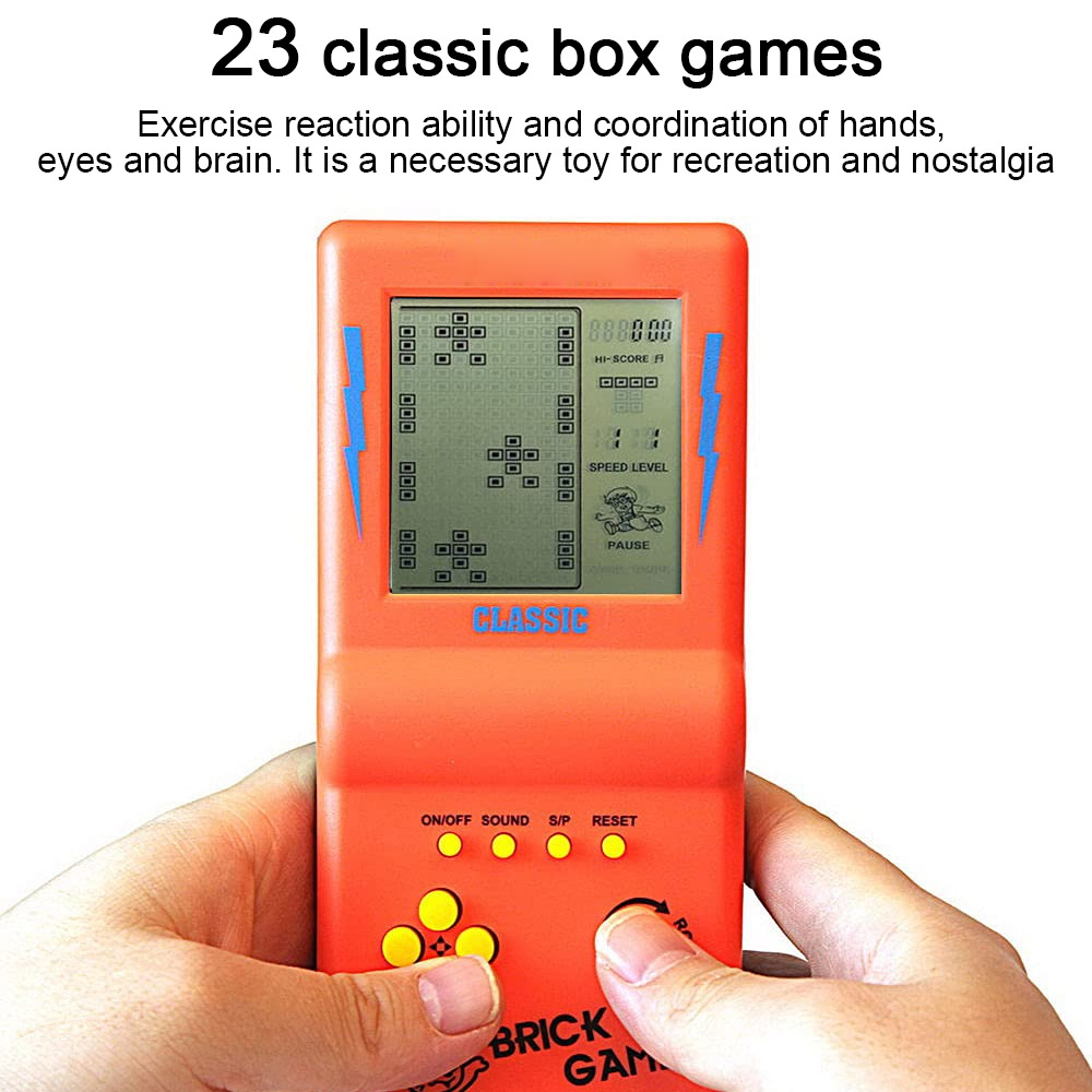 Eine orangefarbene Handheld-Spielkonsole mit einem Bildschirm, der ein Tetris-ähnliches Spiel anzeigt, gehalten von zwei Händen, Knöpfe sichtbar.