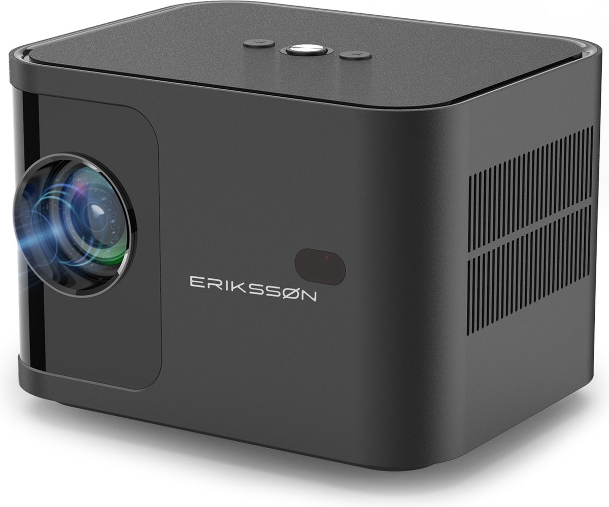 Een zwarte Eriksson-projector. Hij heeft een lens, ventilatie en bedieningsknoppen bovenop. De lens heeft blauwe reflecties.