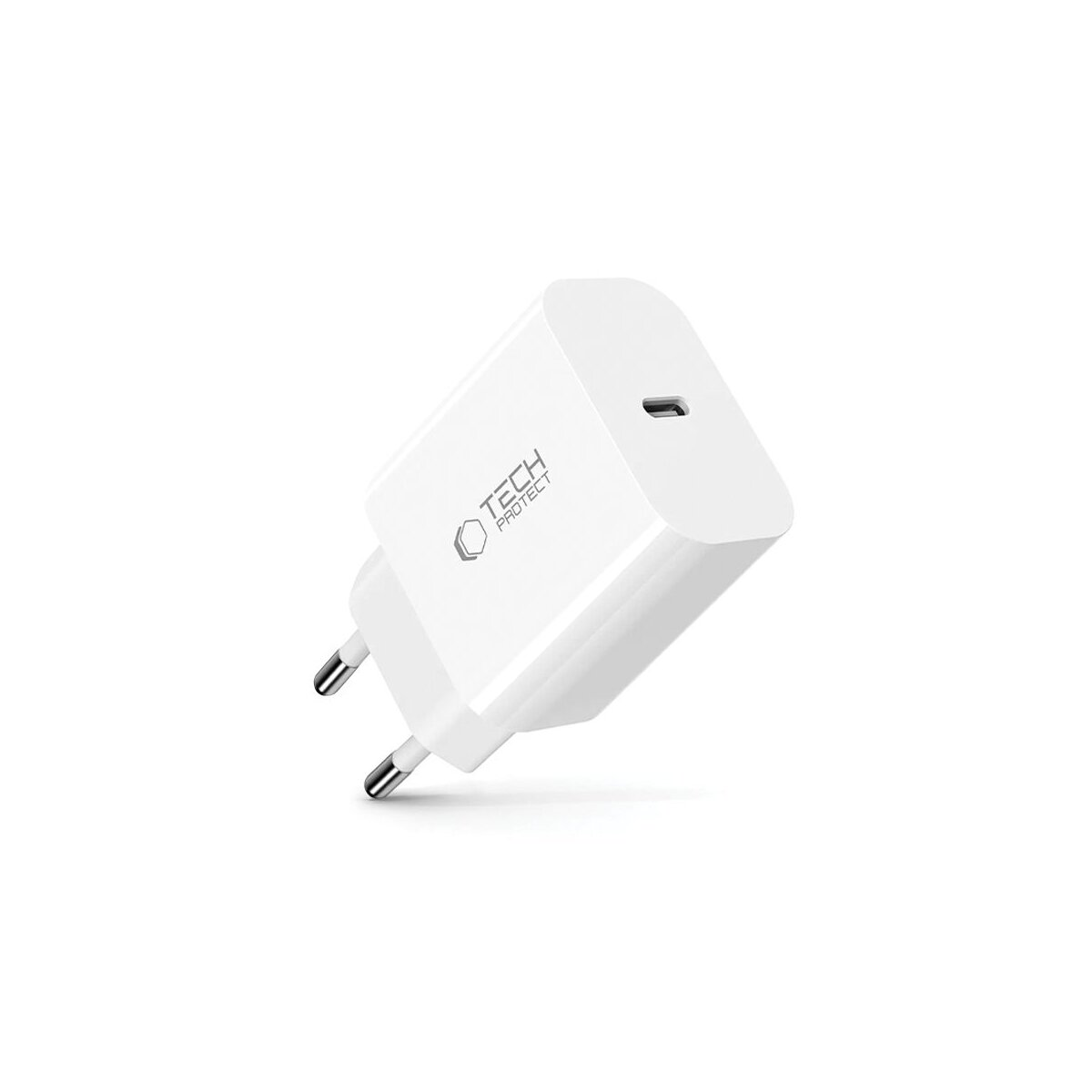 Ein weißes Tech Protect USB-C-Ladegerät. Es ist abgewinkelt und zeigt den Stecker und den USB-C-Anschluss. Der Hintergrund ist weiß.