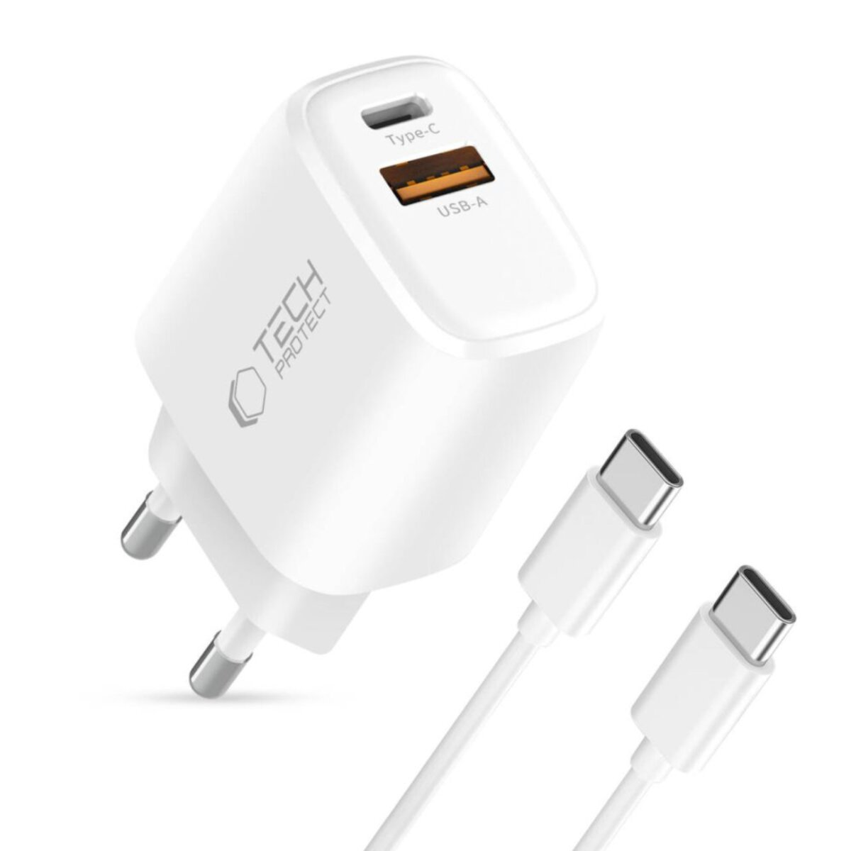 Ein weißes Tech Protect Ladegerät mit USB-A- und Typ-C-Anschlüssen. Zwei weiße USB-C-Kabel liegen daneben. Das Ladegerät hat einen EU-Stecker.