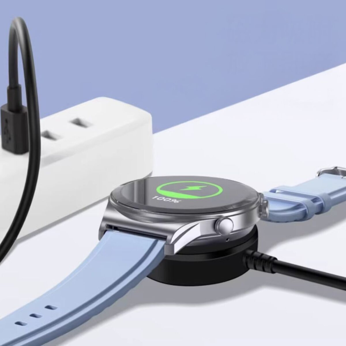 Een smartwatch wordt opgeladen op een zwarte basis. Het horloge heeft een blauwe band en toont 100% opgeladen. Een zwarte kabel is aangesloten.